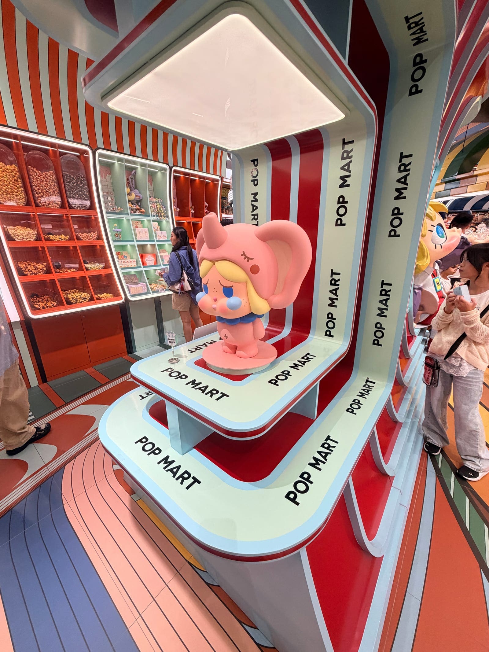 POP MART ICONSIAM 店內粉紅 Molly 拍照裝置