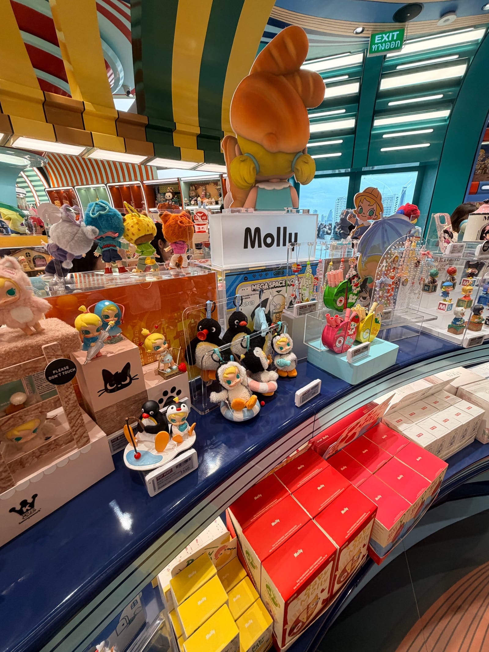 POP MART ICONSIAM 店內 Molly 公仔與展示櫃
