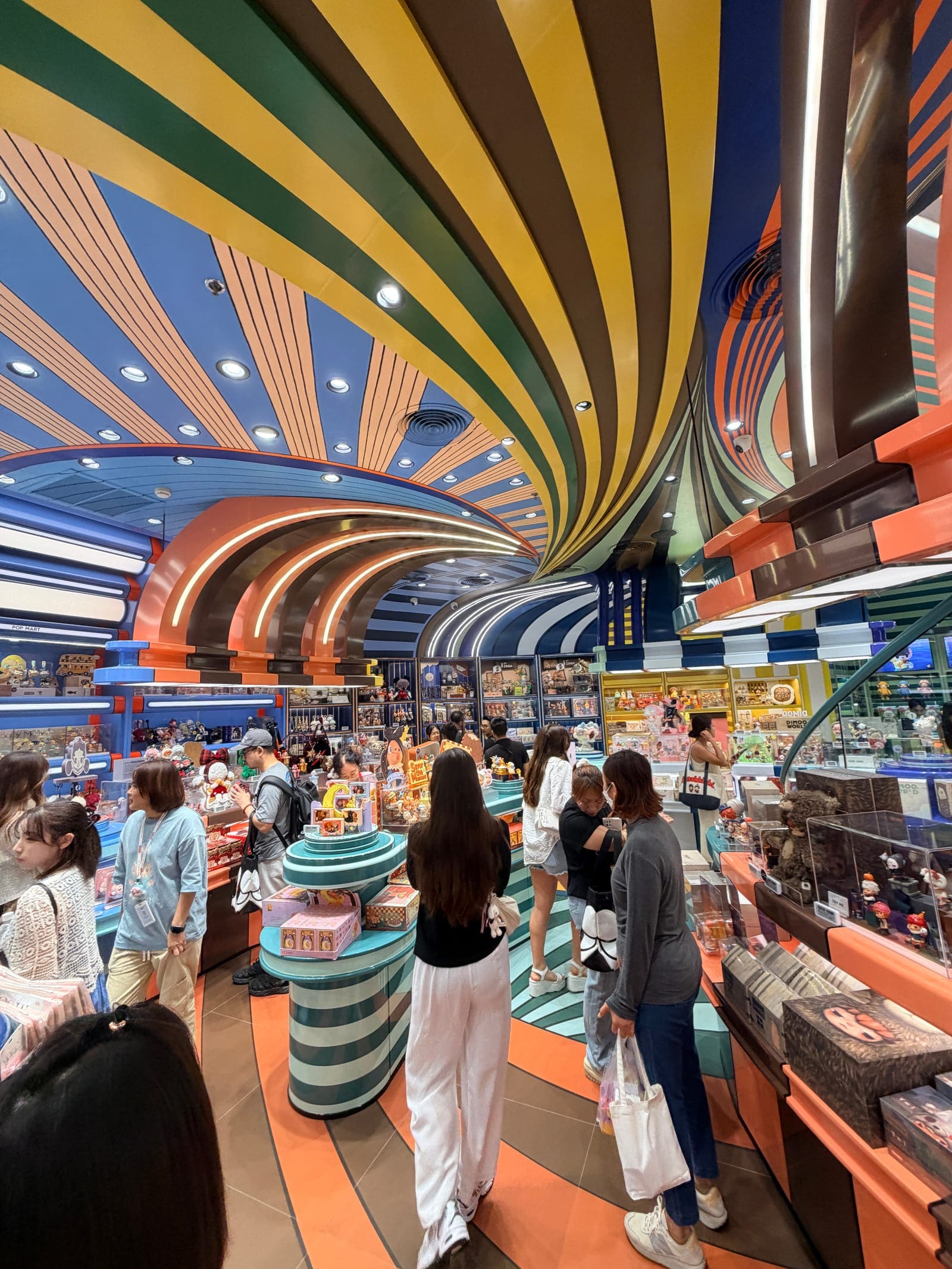 POP MART ICONSIAM 店內彩色天花與人潮