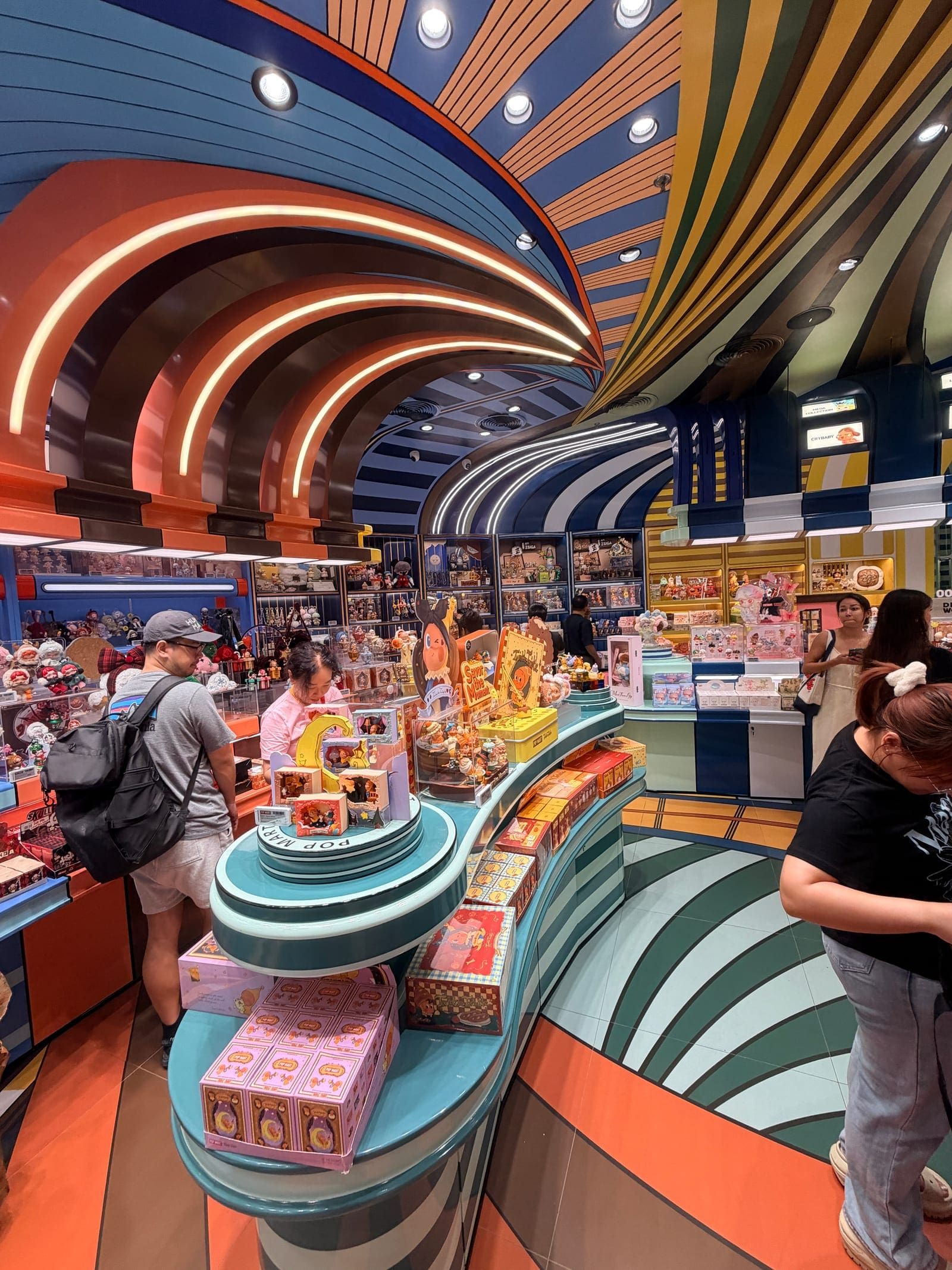 POP MART ICONSIAM 店內商品展示區與購物動線