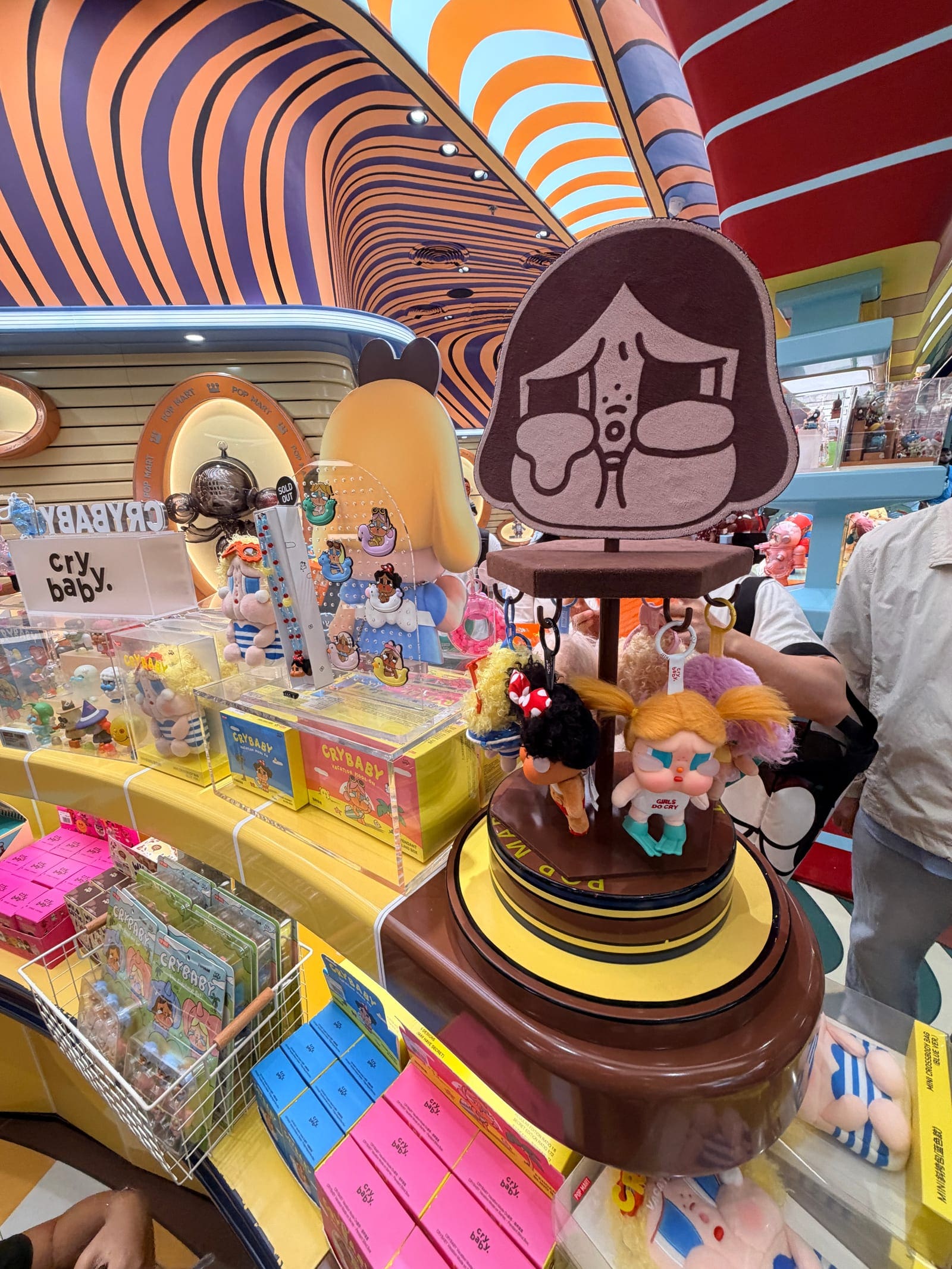 POP MART ICONSIAM Crybaby 與角色商品陳列