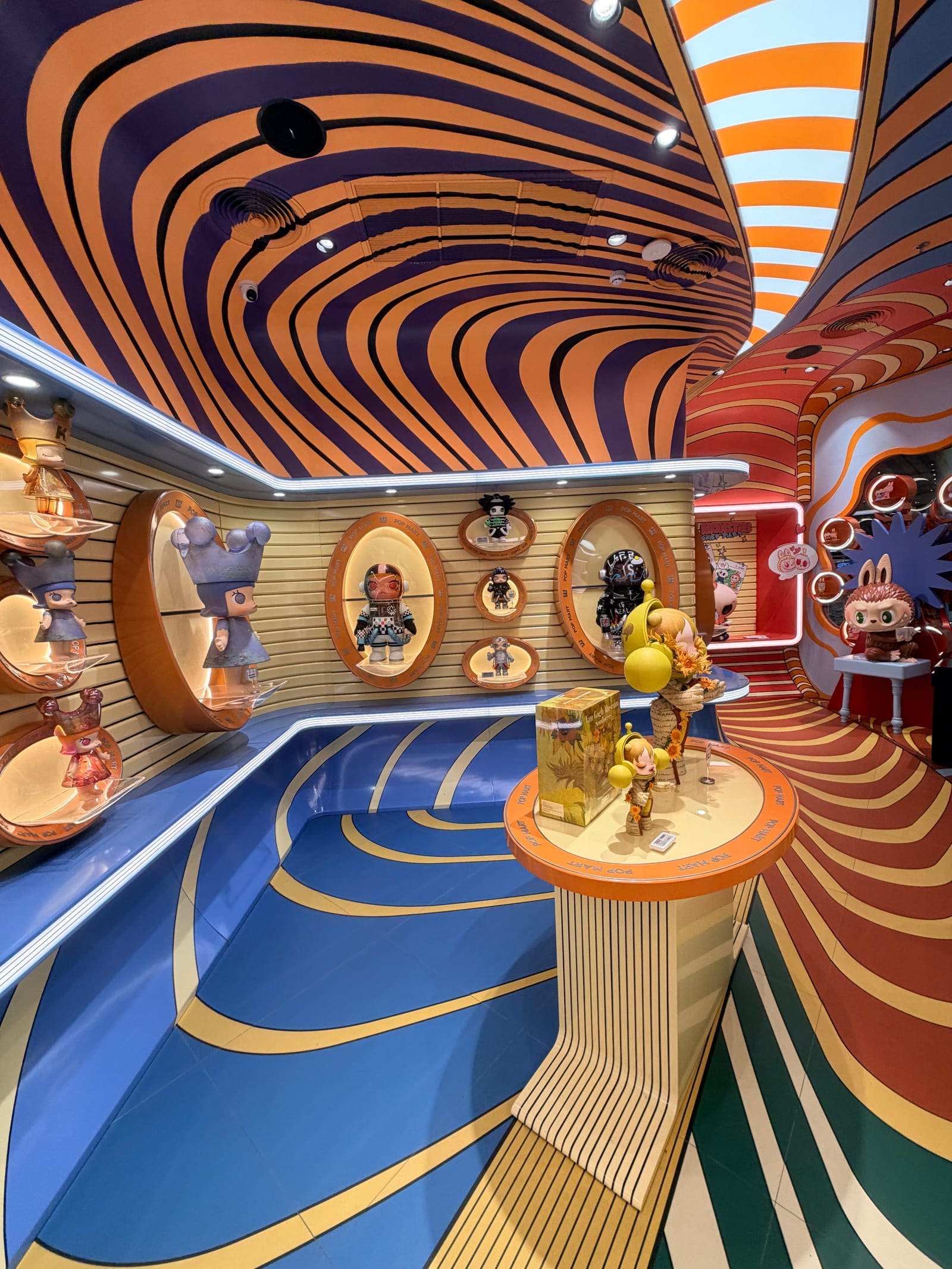 POP MART ICONSIAM 店內角色展示牆
