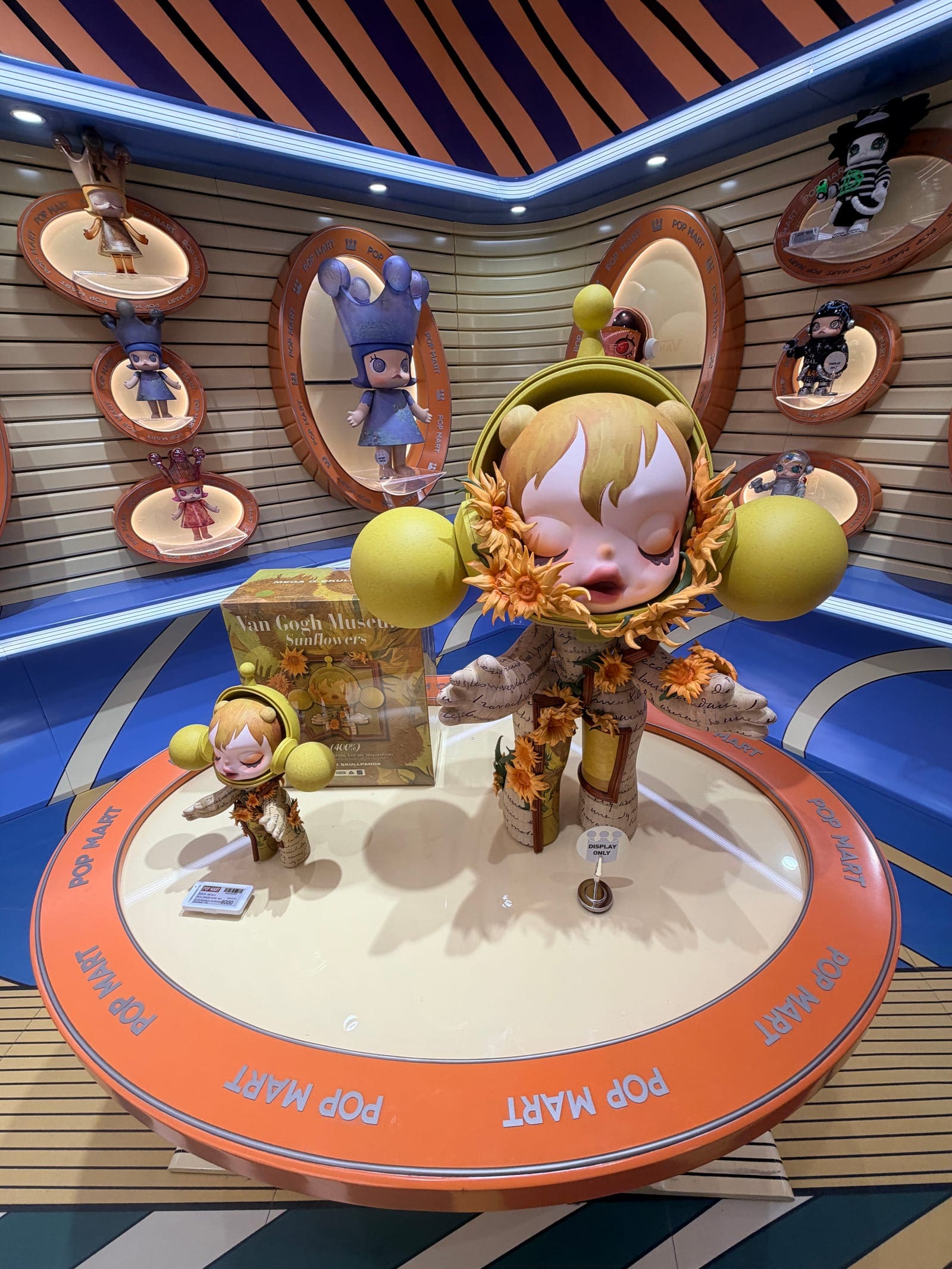 POP MART ICONSIAM 泰式風格 Molly 展示裝置