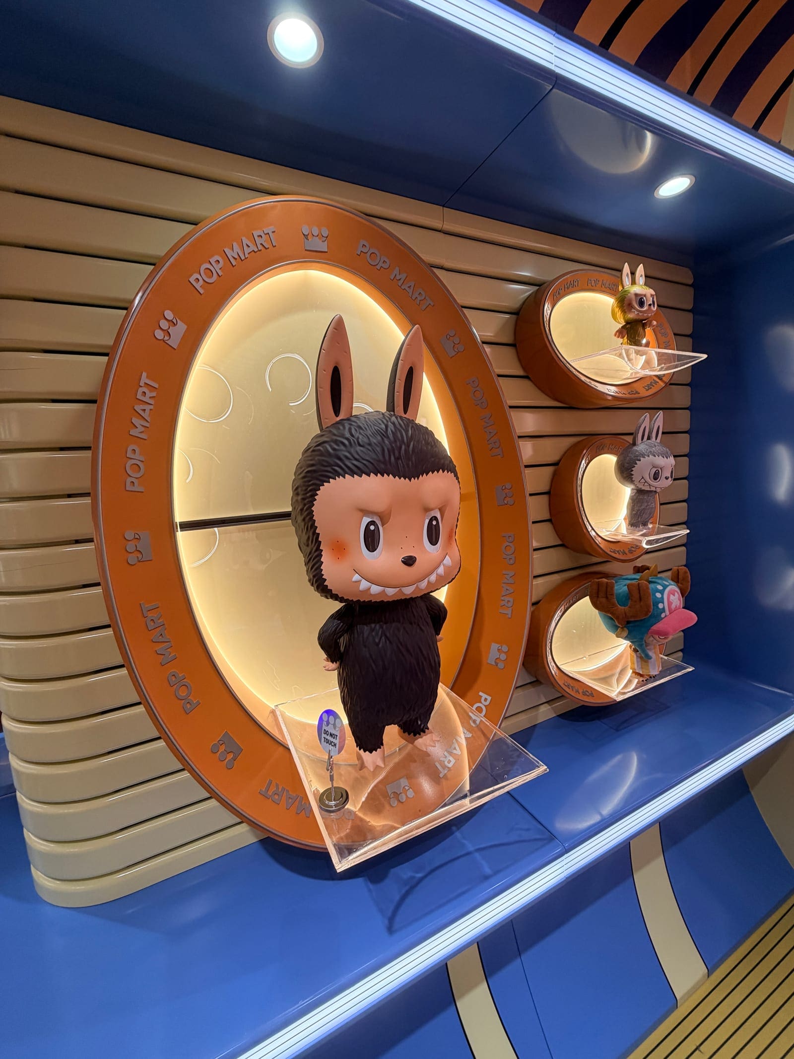 POP MART ICONSIAM 角色櫥窗展示