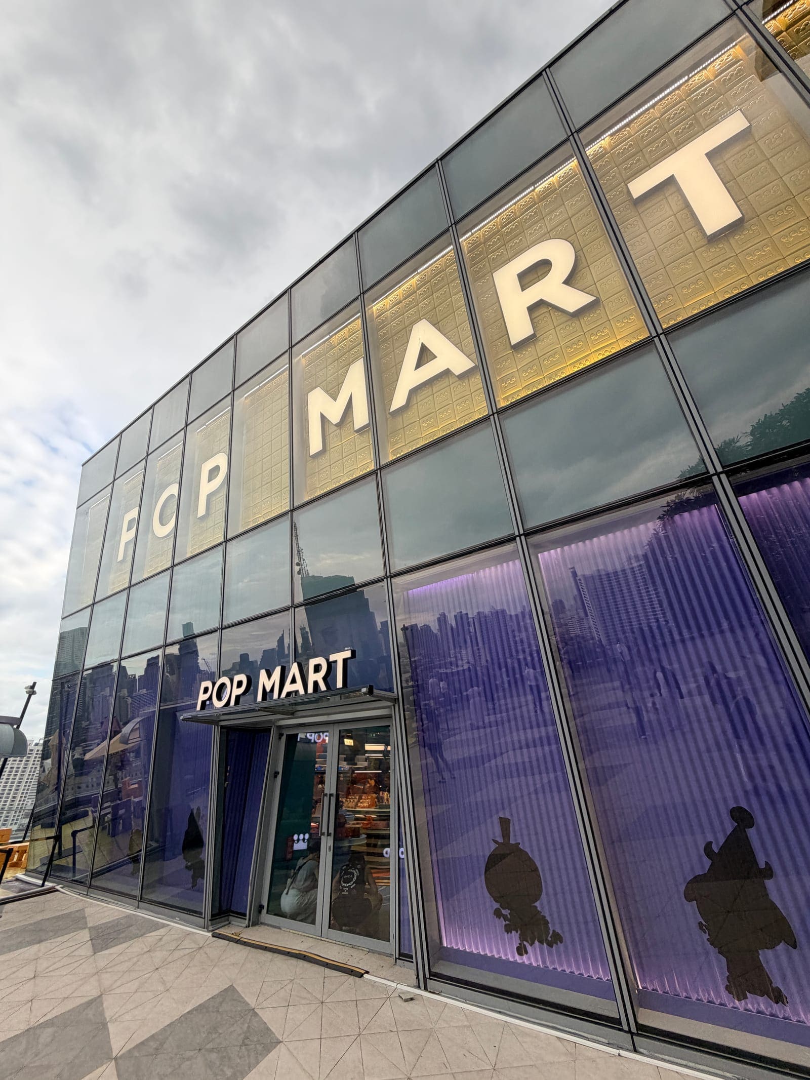 POP MART ICONSIAM 外牆招牌實拍