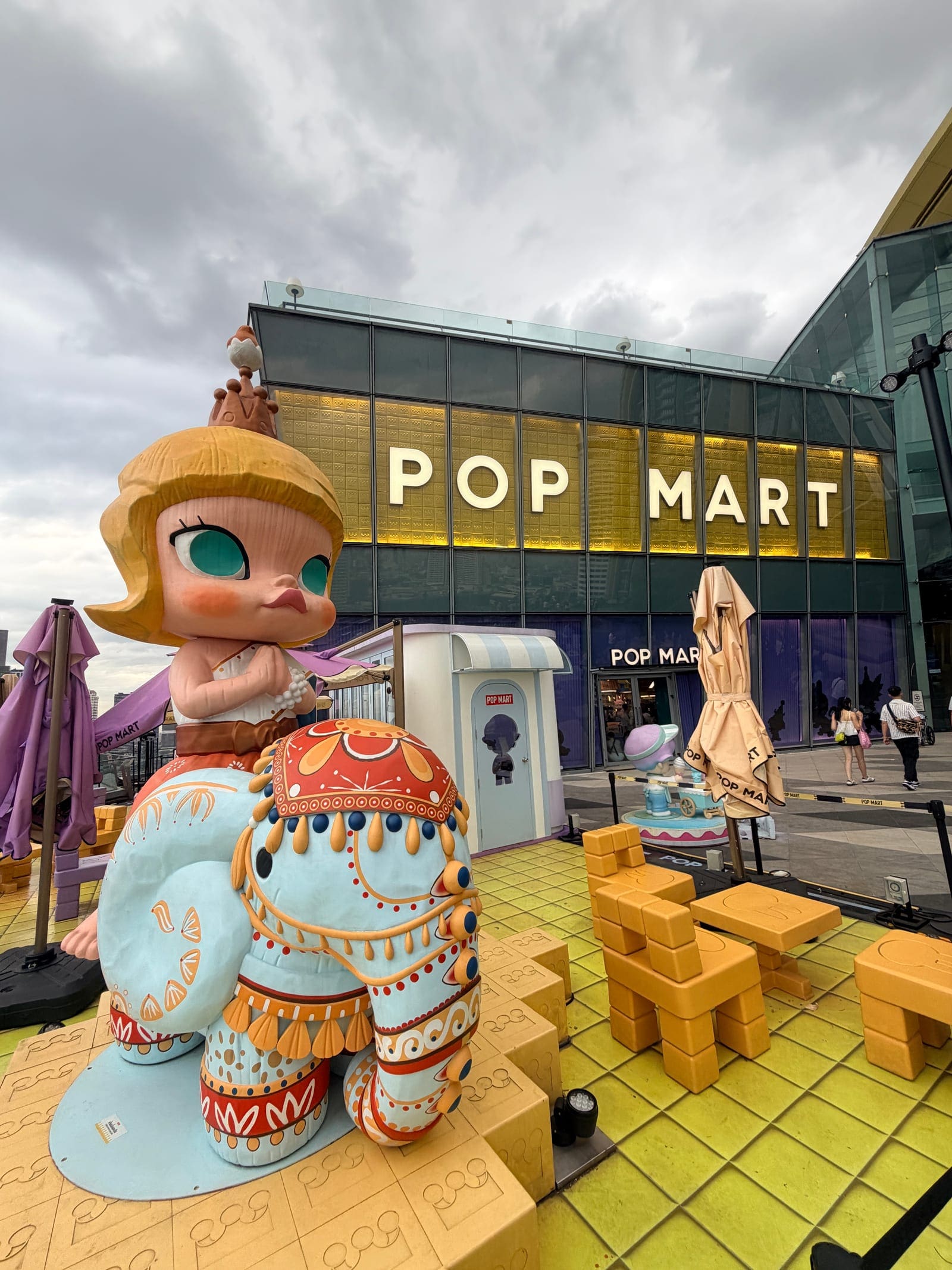 POP MART ICONSIAM 河岸露台 Molly 大型公仔與店面外觀