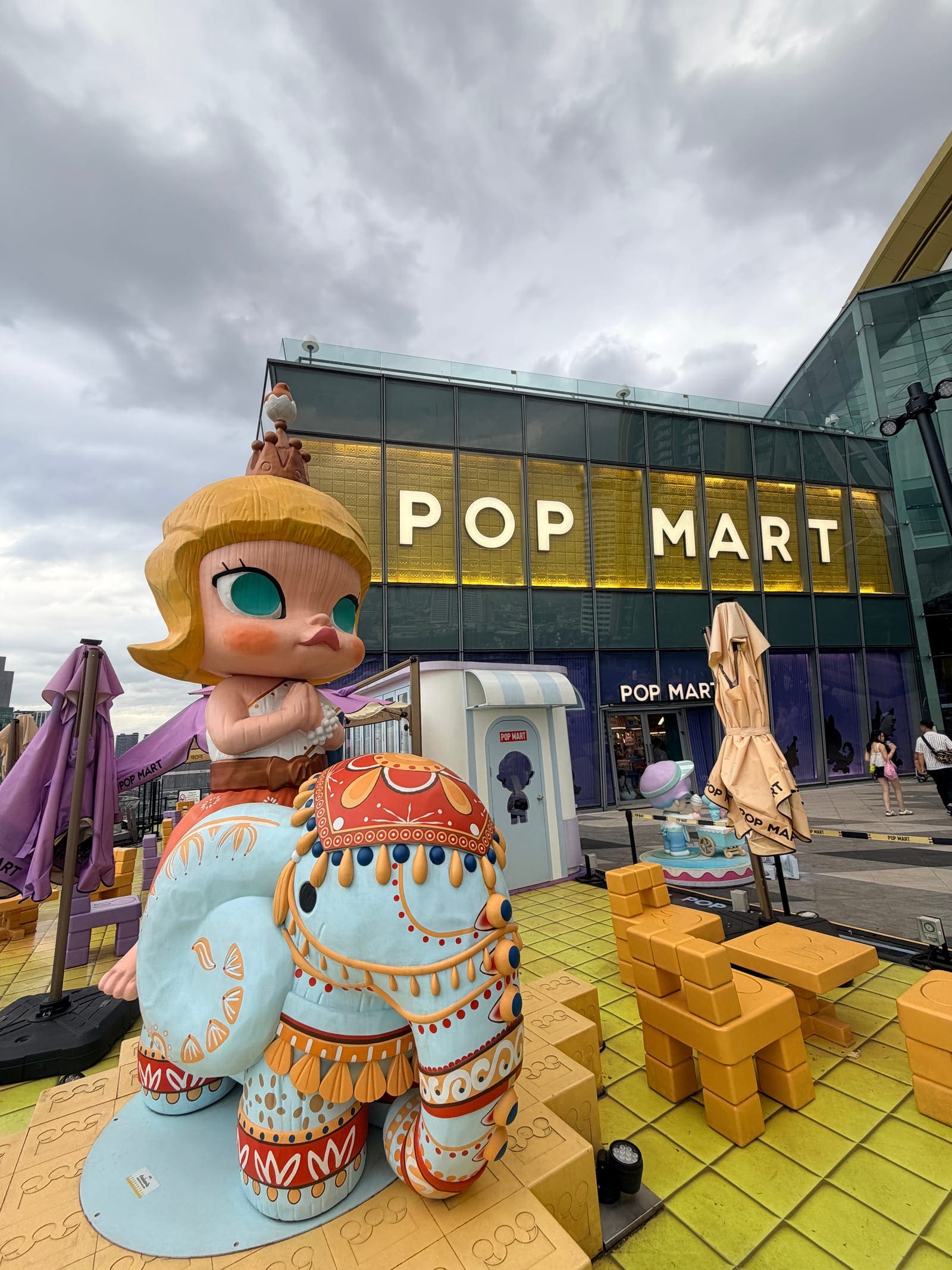 POP MART ICONSIAM 戶外店面與 Molly 大型公仔
