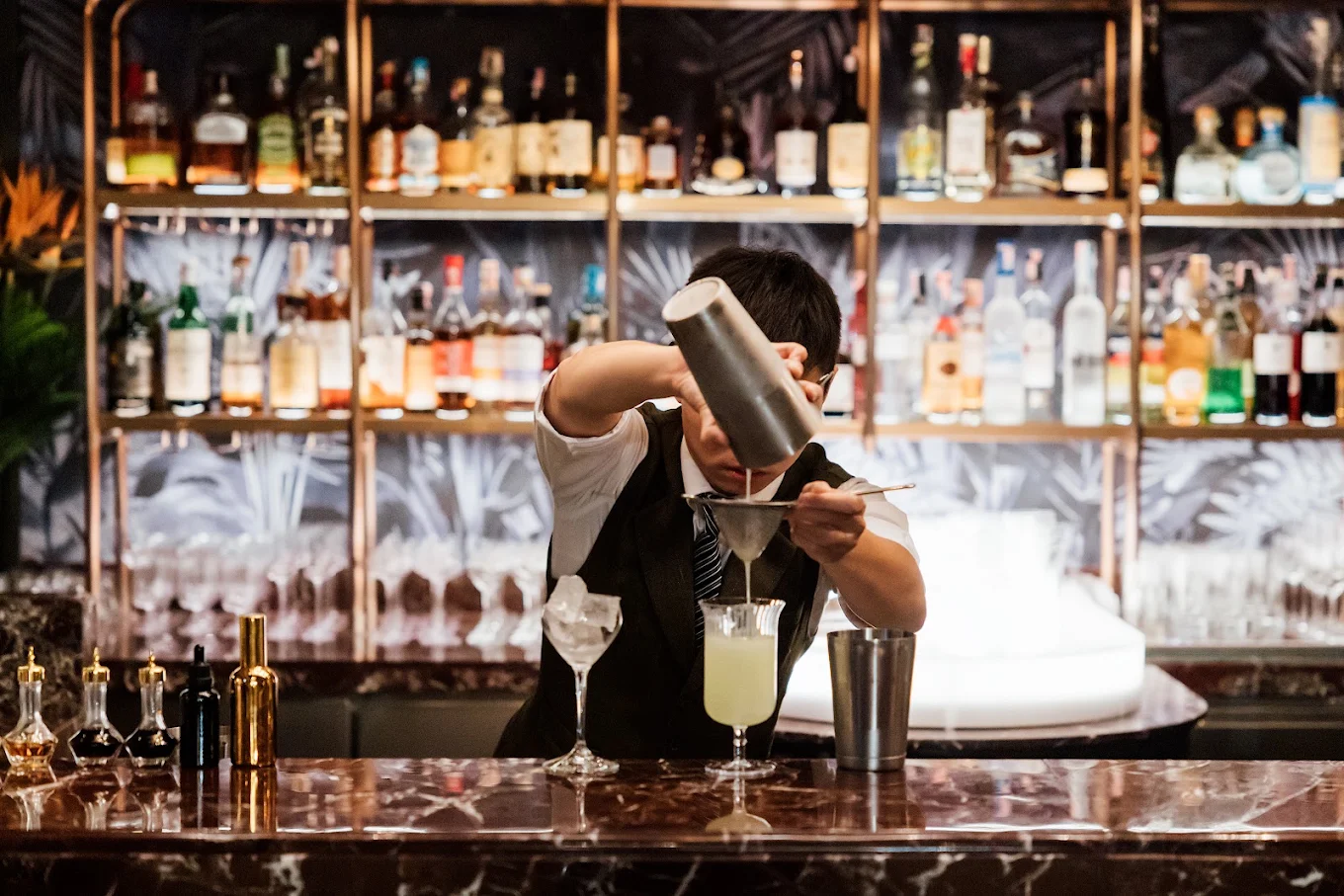 Rogues Bar 調酒師在吧台製作雞尾酒