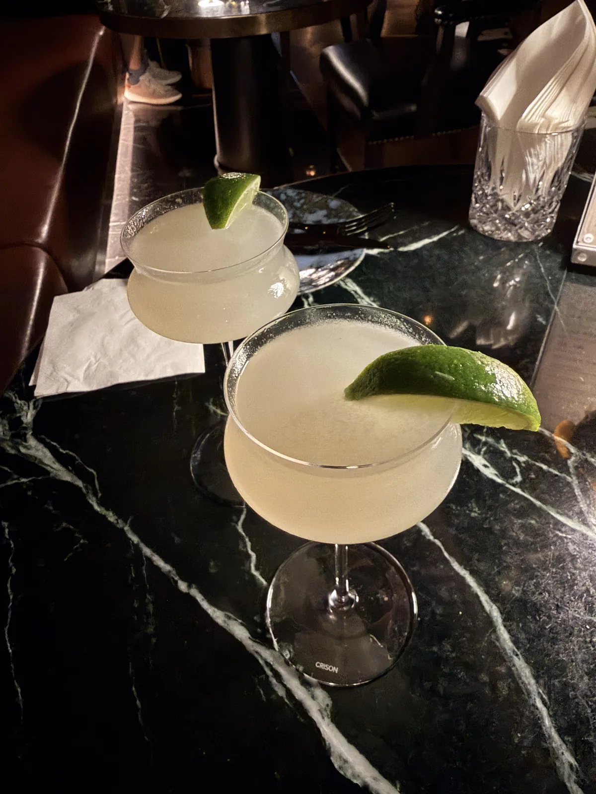 導遊實拍 Rogues Bar 兩杯以萊姆裝飾的雞尾酒