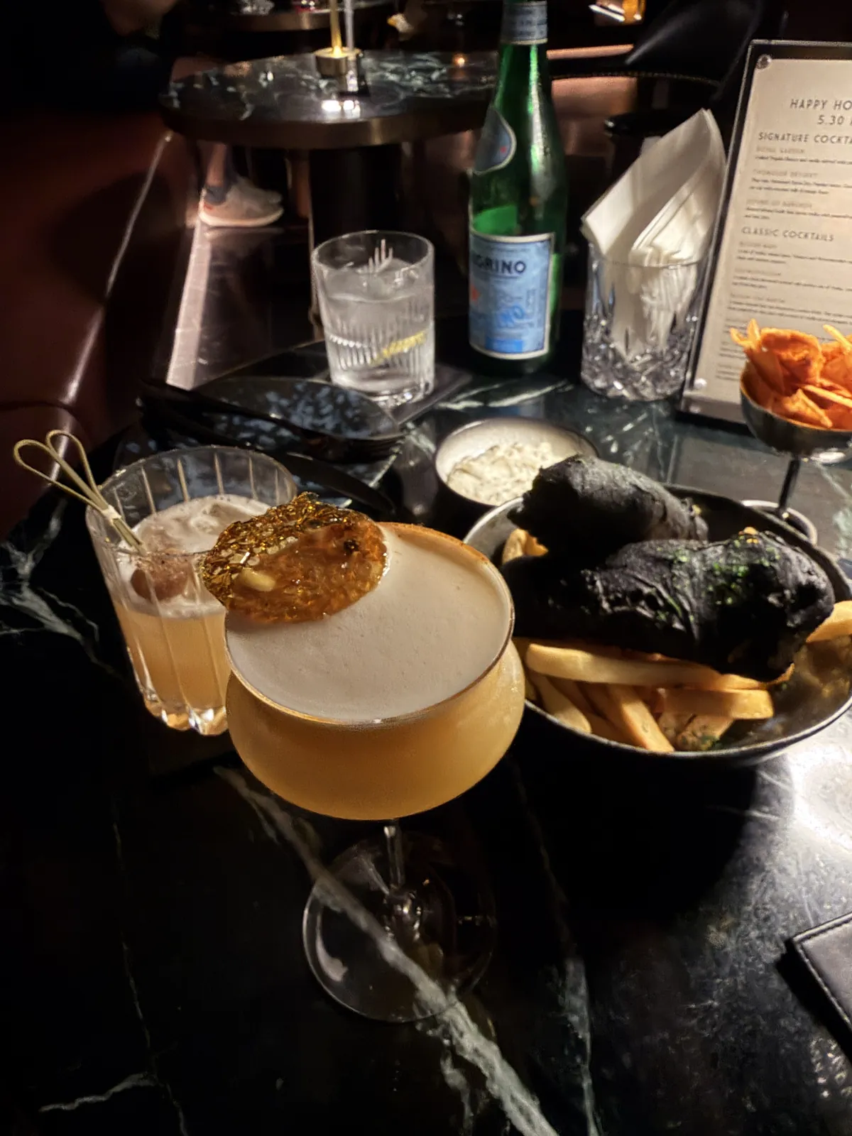 導遊實拍 Rogues Bar 雞尾酒、黑色麵包與薯條小食