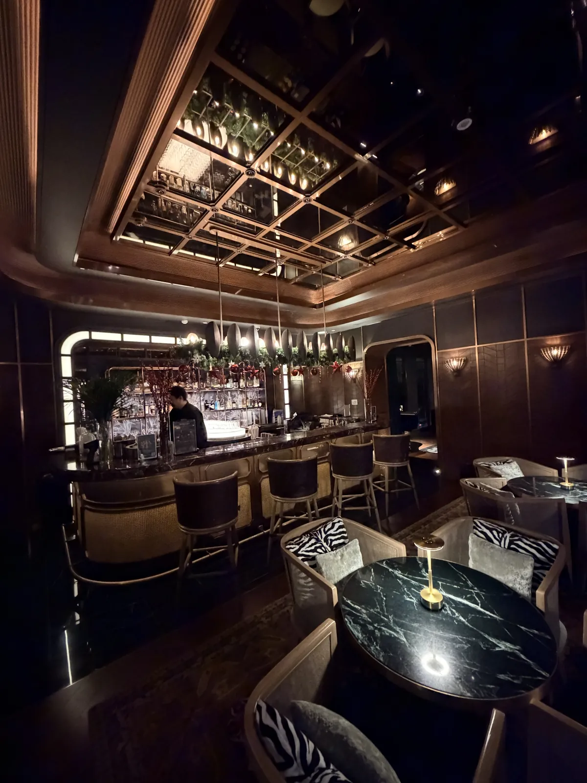 導遊實拍 Rogues Bar 吧台、鏡面天花板與現場座位