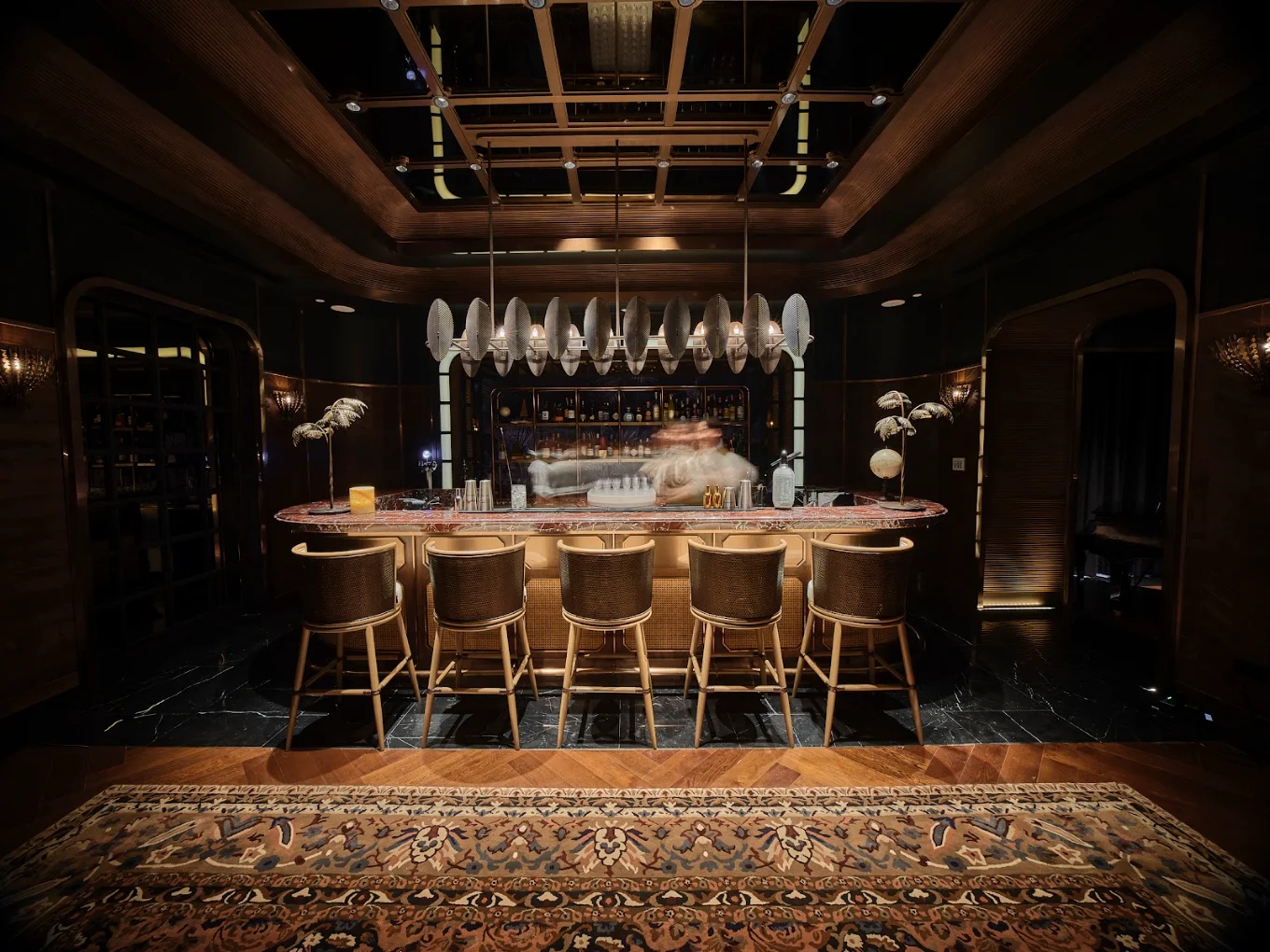 Rogues Bar 吧台與調酒師工作動態