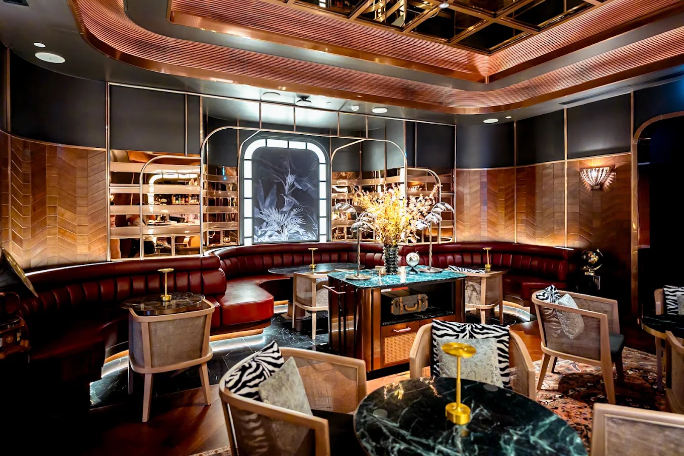 Rogues Bar 紅色弧形沙發座位與金色裝飾