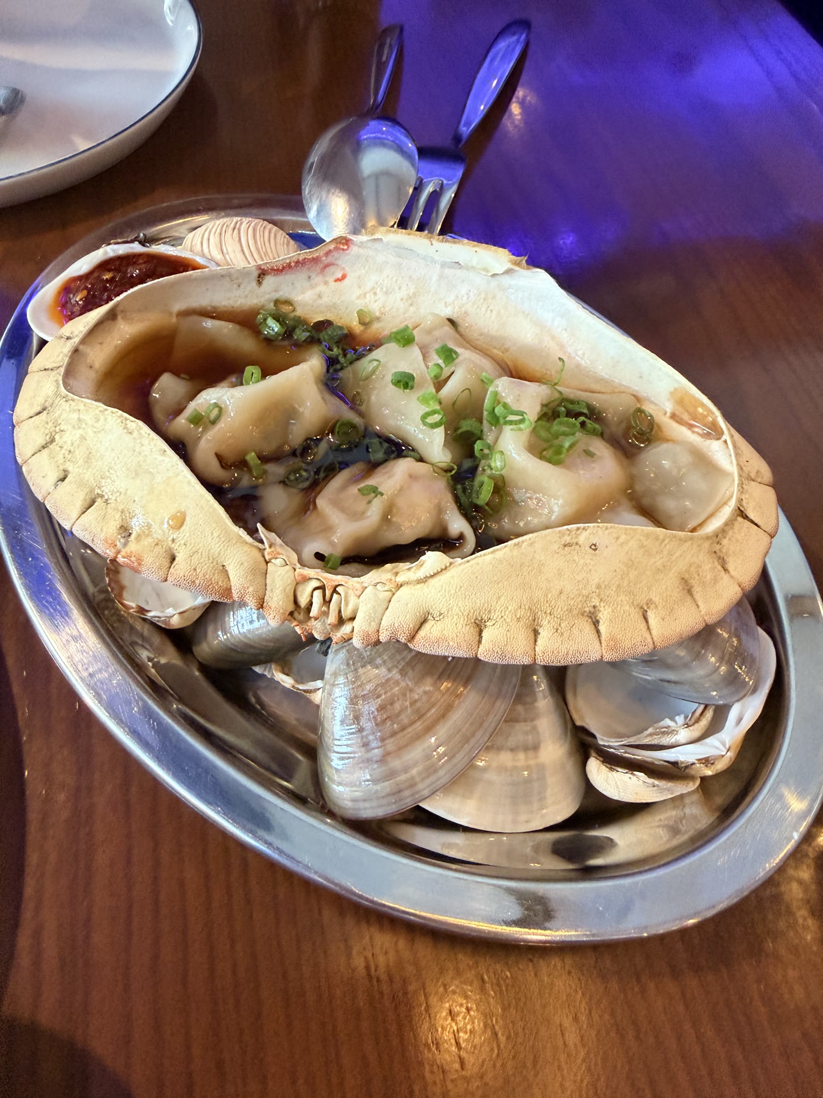 Scuba BKK 以蟹殼盛裝並搭配貝類的料理