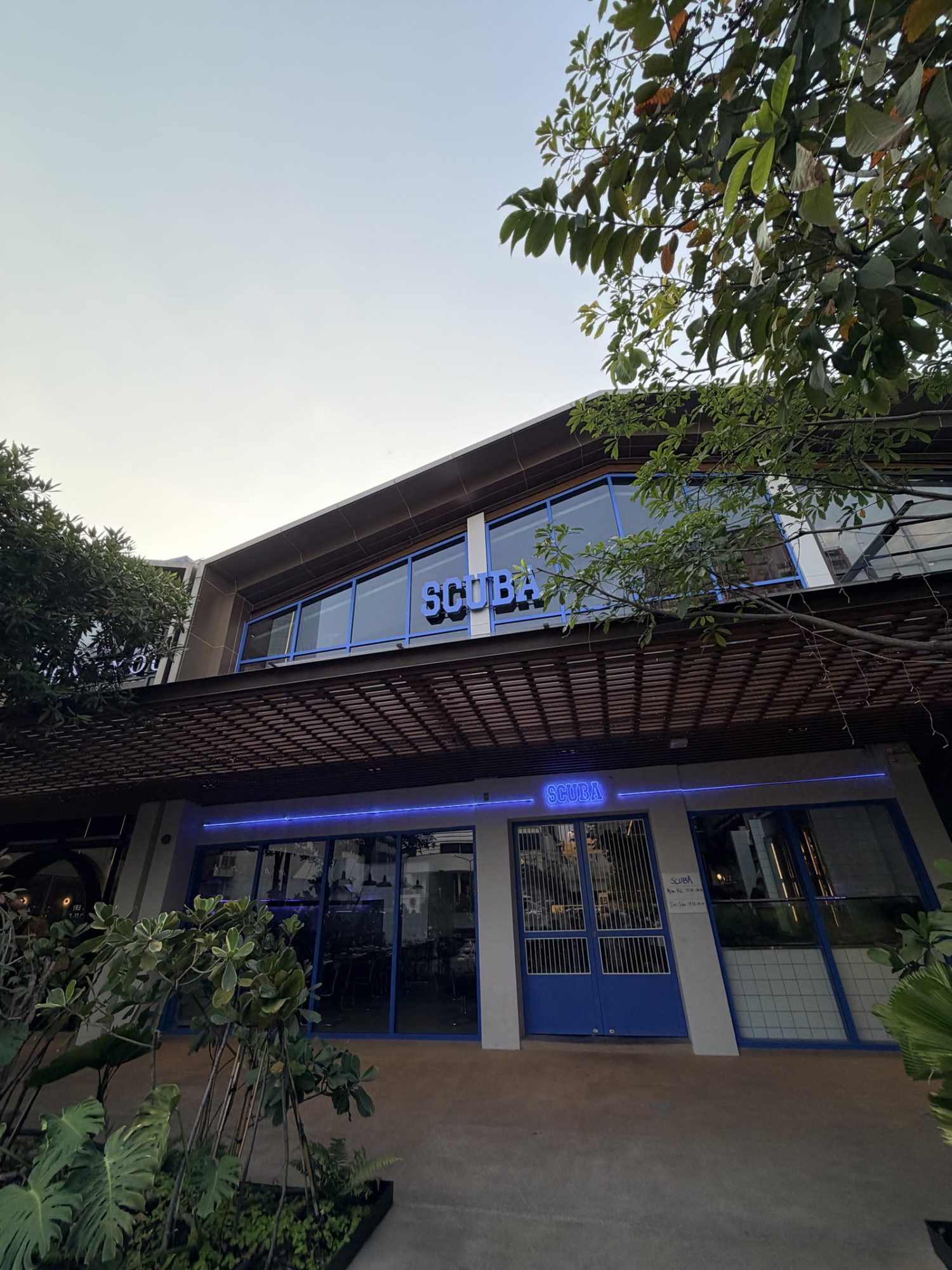Ekkamai Scuba BKK 藍白色餐廳外觀