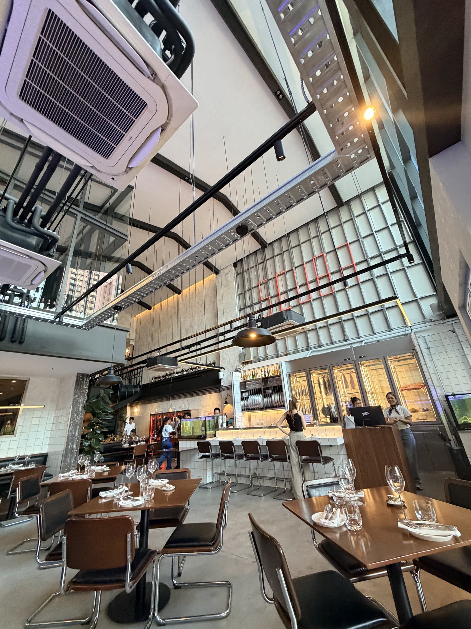 Scuba BKK 挑高用餐空間與吧台