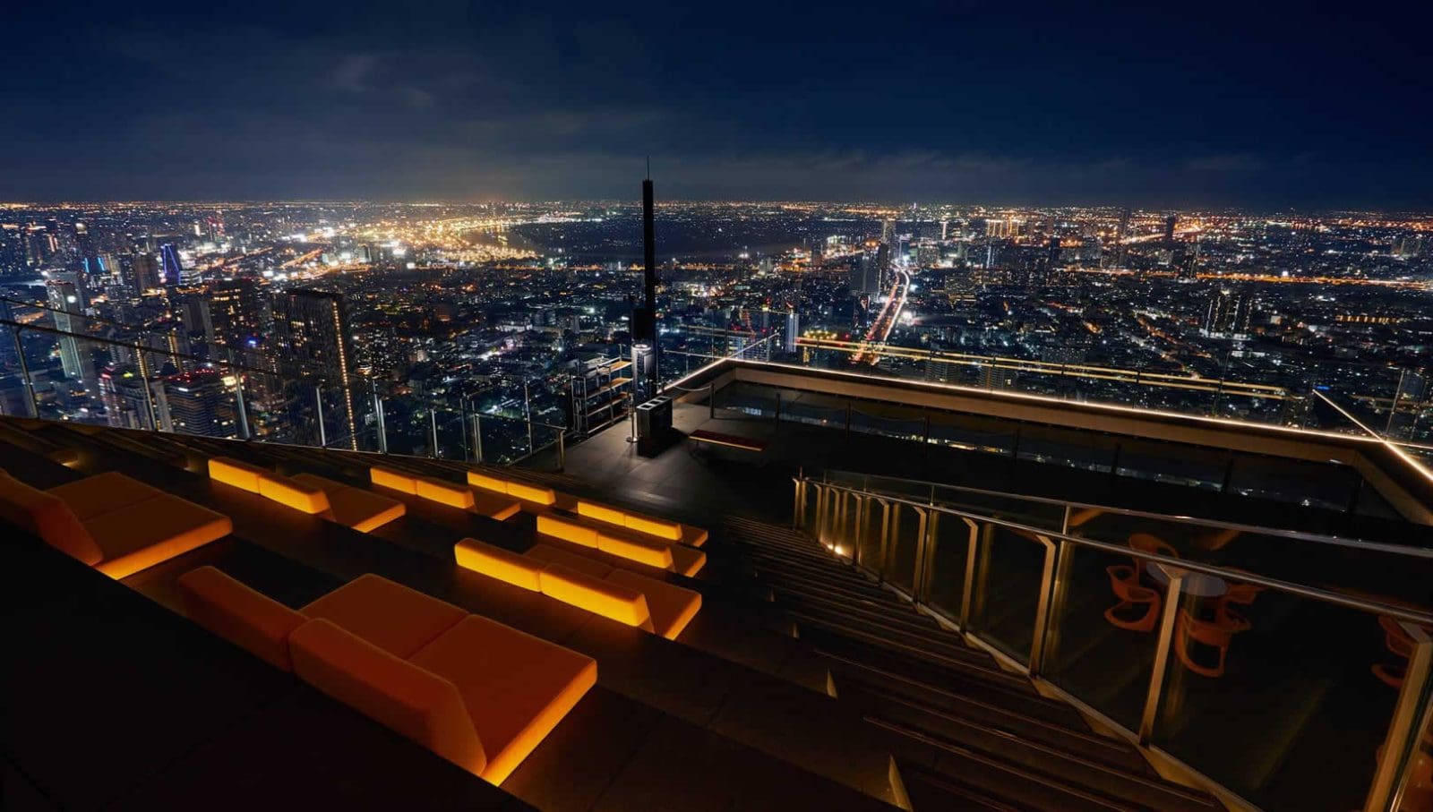 曼谷 Mahanakhon Sky Beach 78 樓高空酒吧與城市天際線
