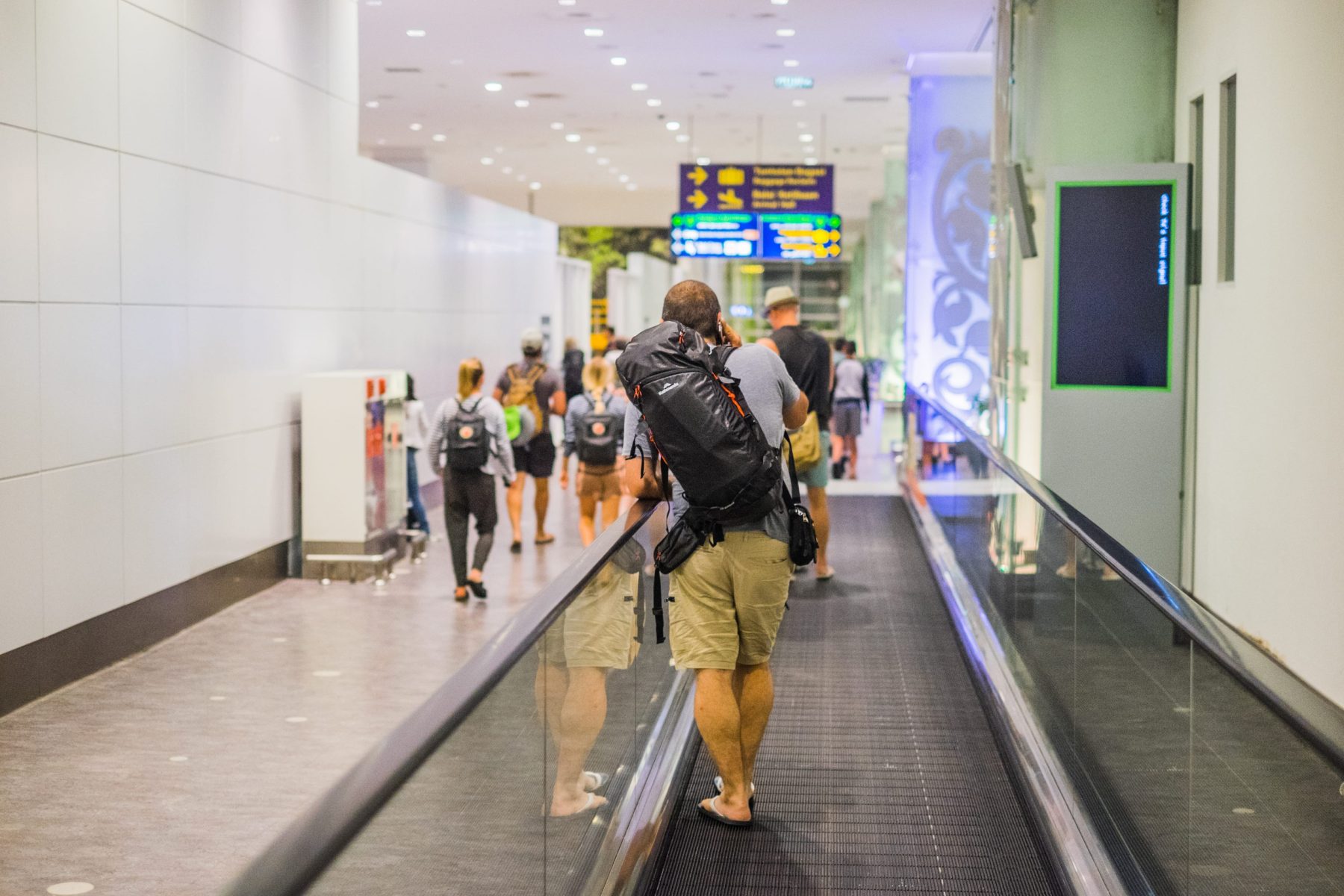 旅客抵達曼谷素萬那普機場後前往證照查驗區