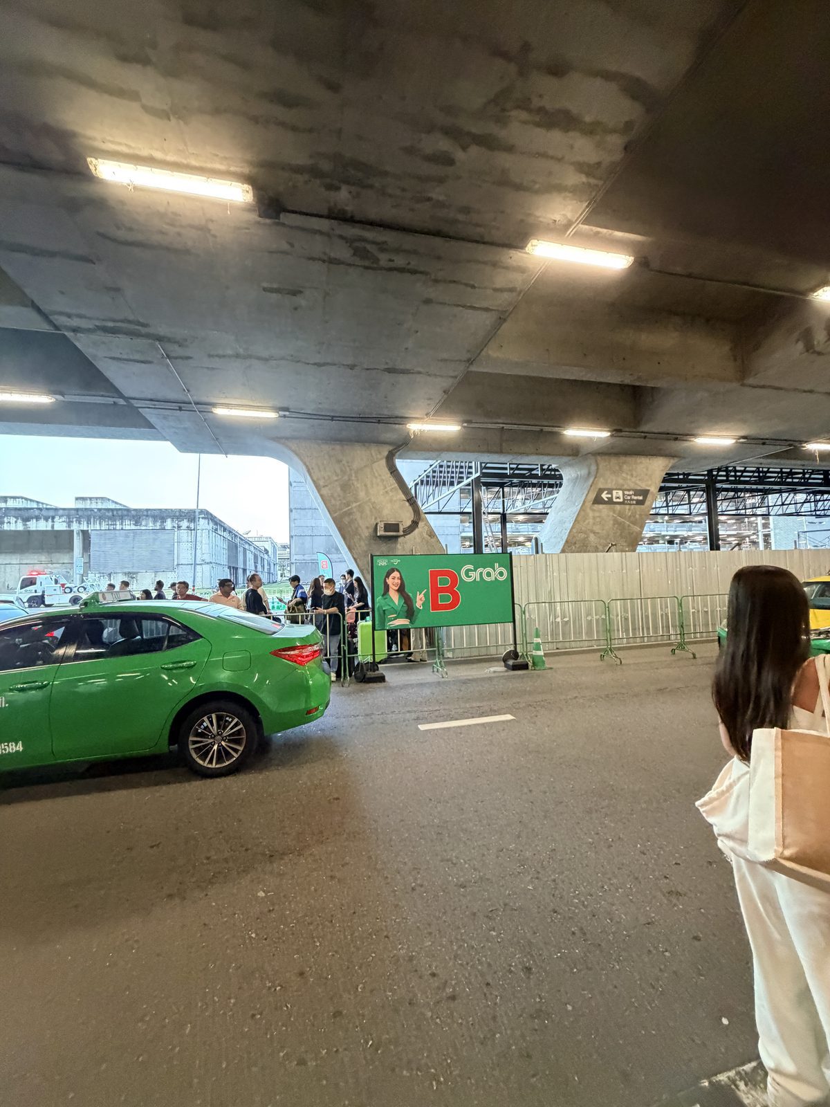 素萬那普機場 Grab 乘車區與候車車輛