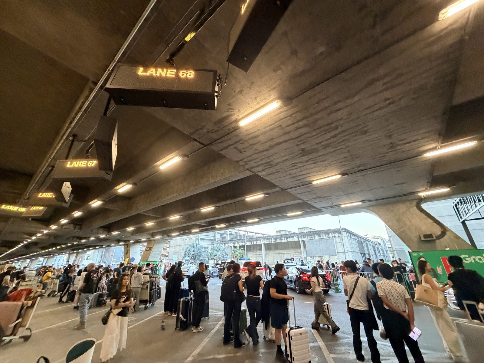 素萬那普機場 Grab 乘車區車道標示與候車人潮