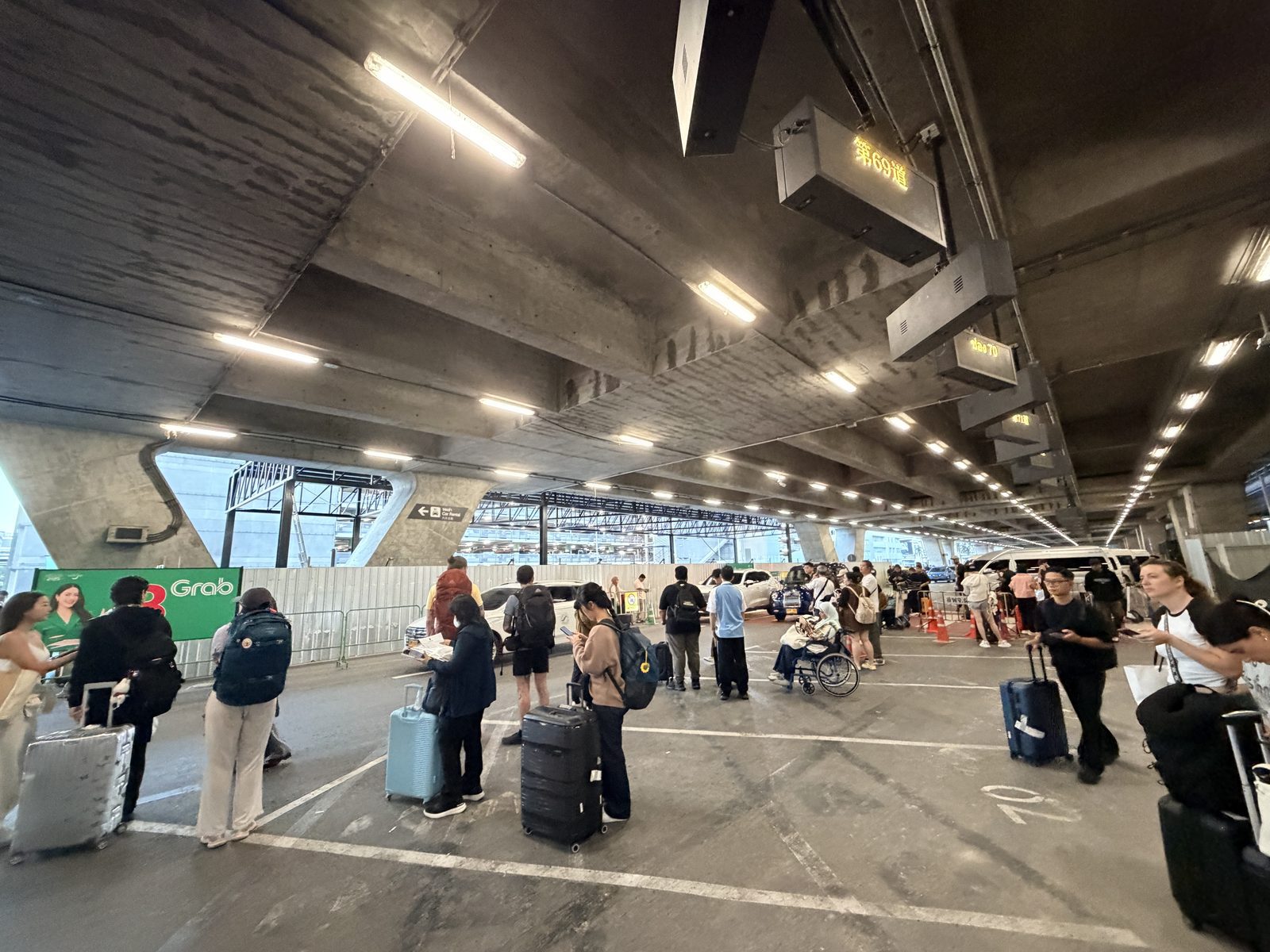 素萬那普機場一樓四號門 Grab 指定乘車區