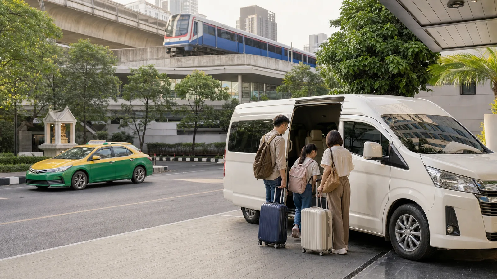 泰國旅客在曼谷飯店搭乘包車,背景有計程車與 BTS 的 AI 情境示意