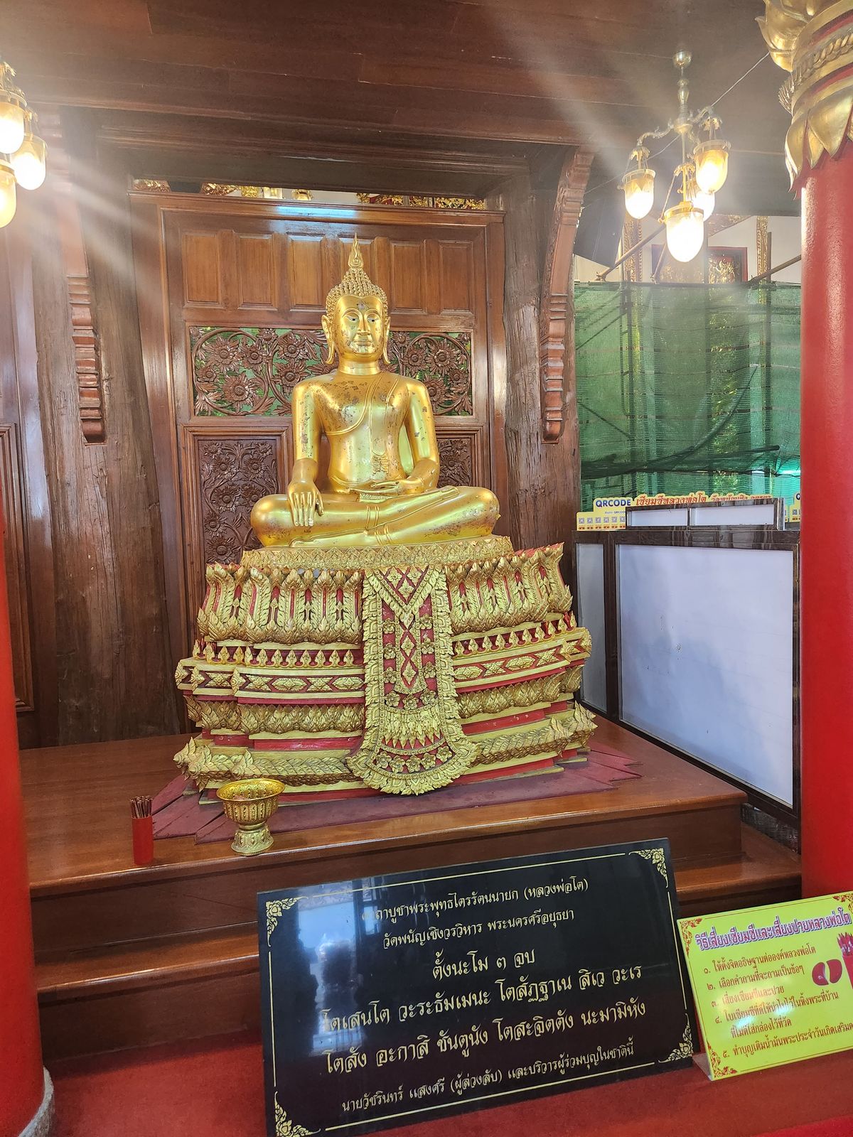 帕南瓊寺小型佛像供信眾貼金箔