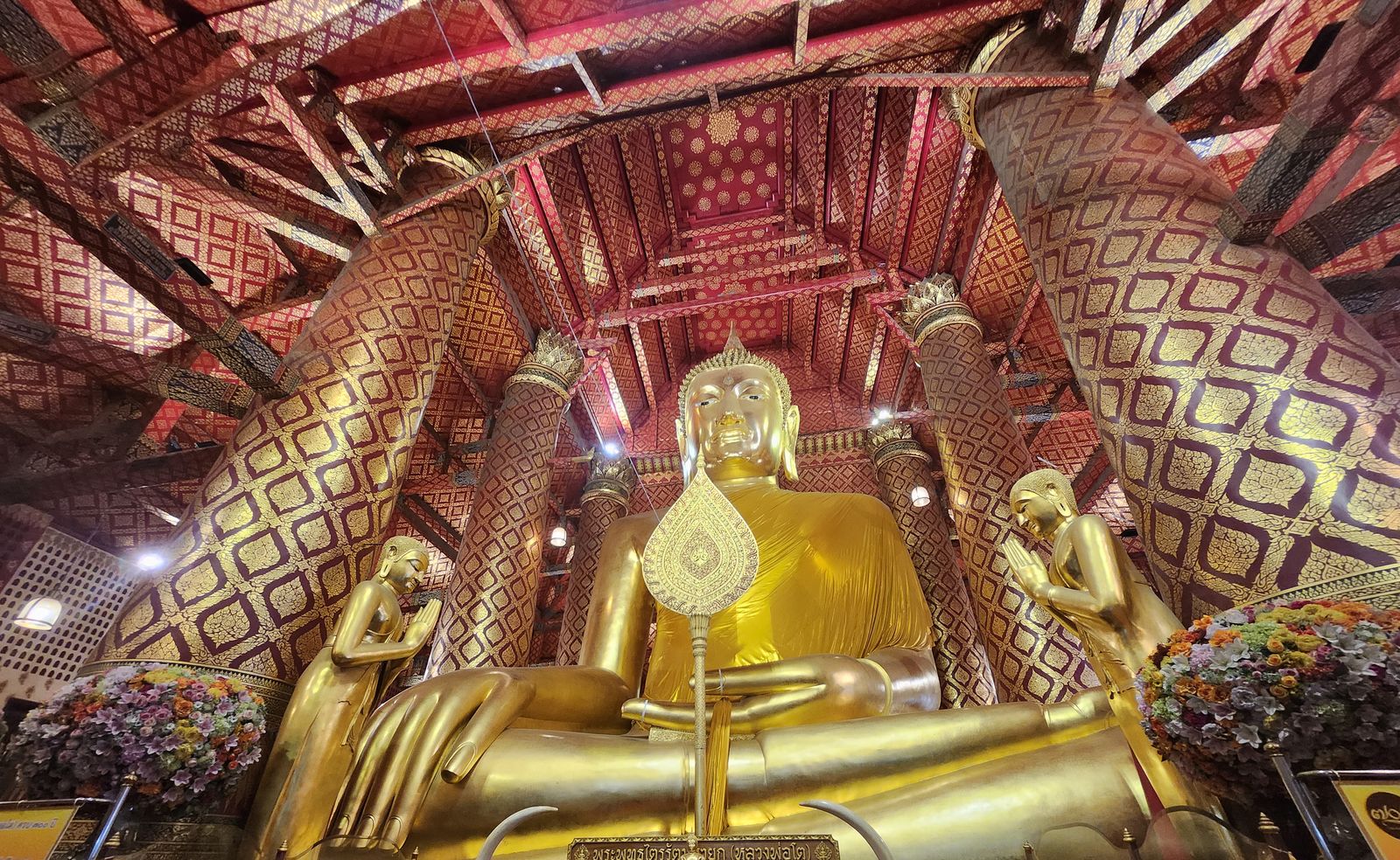 大城帕南瓊寺主殿龍婆多大佛金色坐像全景