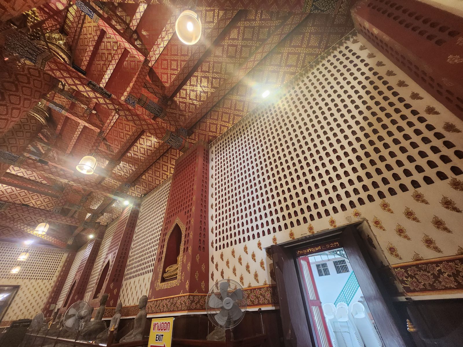 帕南瓊寺佛殿壁龕與披著黃袍的佛像列