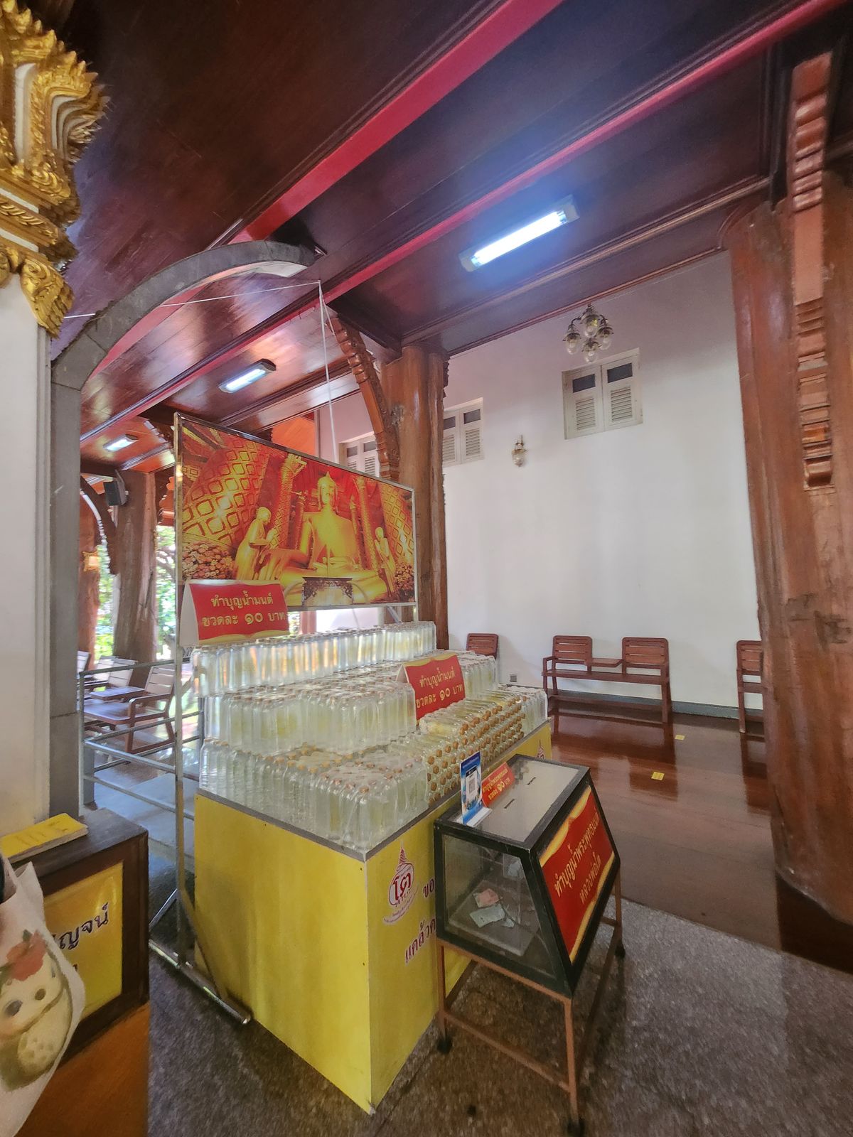 帕南瓊寺現場供品與隨喜功德用品櫃