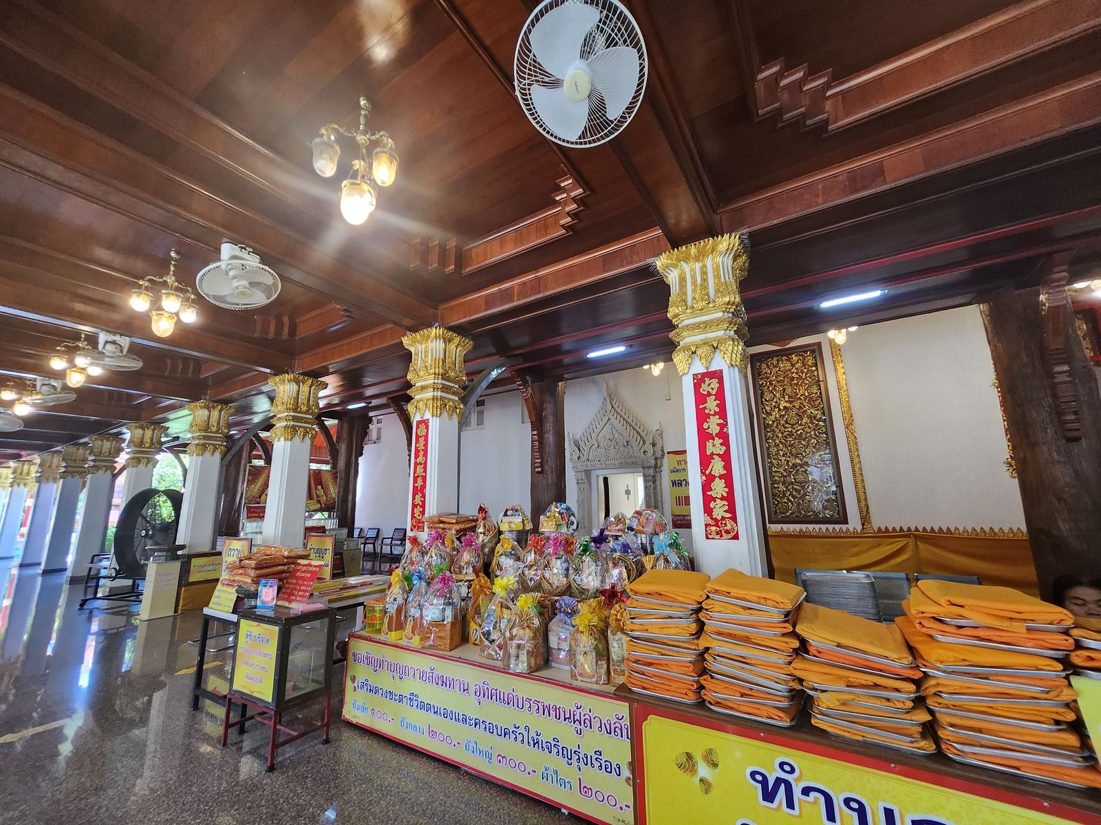 帕南瓊寺主殿旁堆疊的黃色佛衣供養