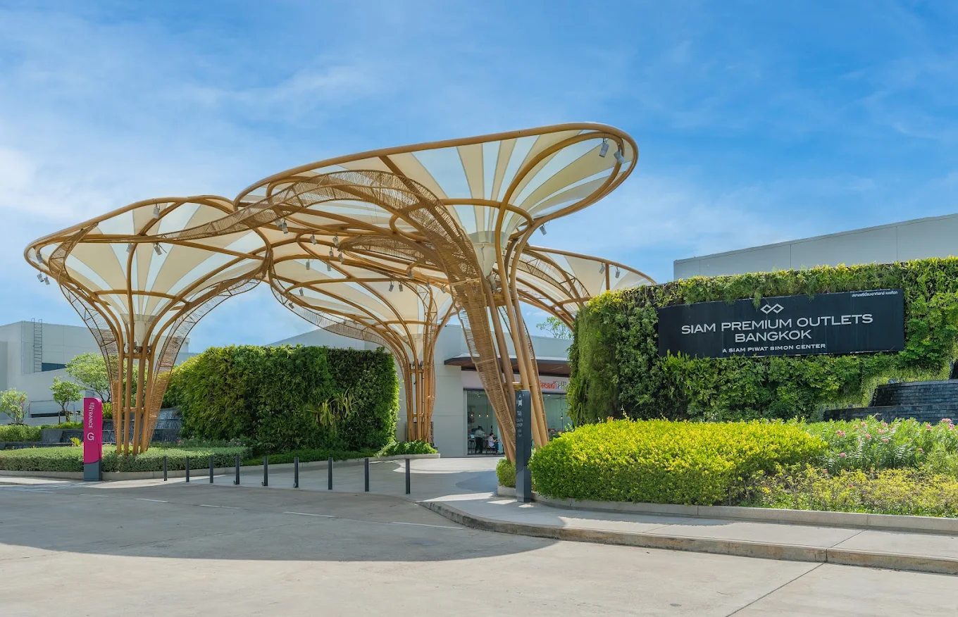 Siam Premium Outlets Bangkok 入口與流線型棚架