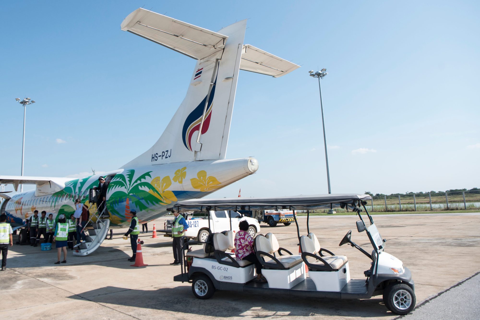 停靠在泰國機場停機坪的曼谷航空客機與接駁設備