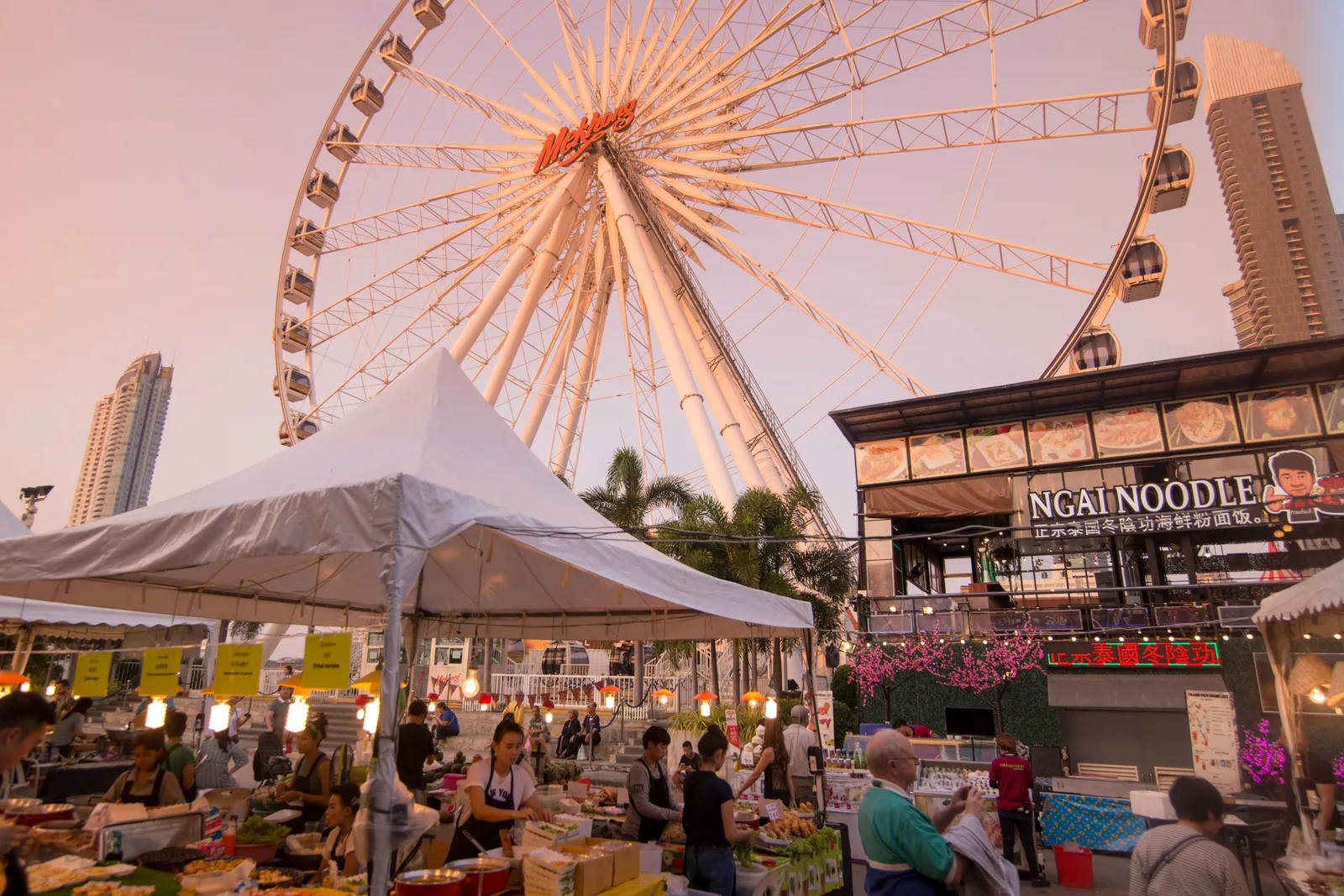 曼谷 ASIATIQUE 河濱夜市摩天輪與夜間攤位