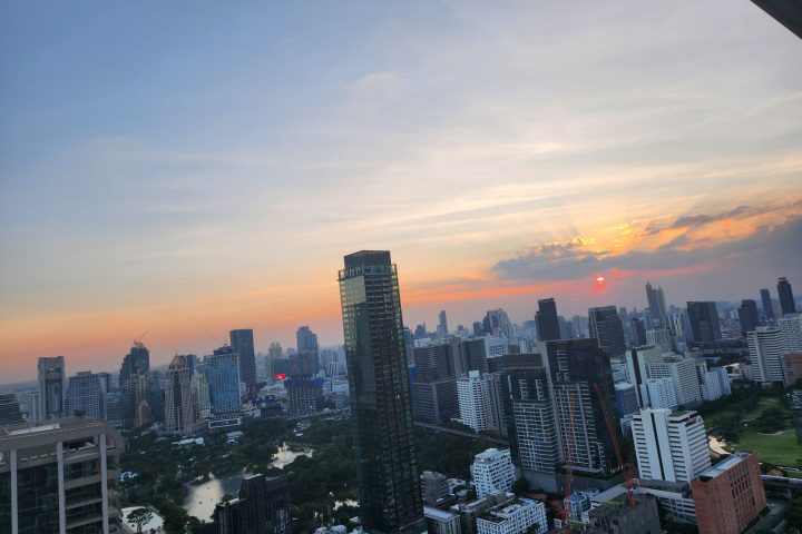 Bar.Yard 曼谷屋頂酒吧實拍|金普頓 40 樓夕陽、座位與訂位攻略