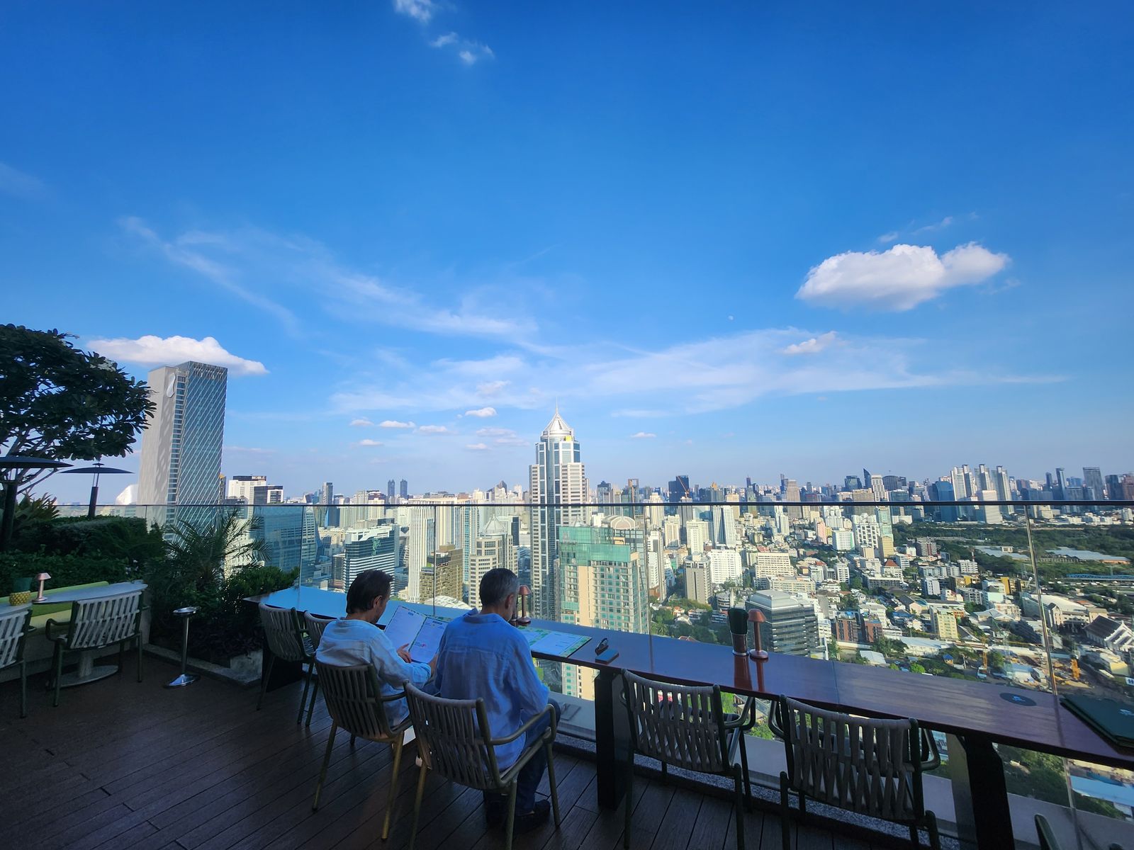 Bar.Yard 戶外露台高腳座位與曼谷市景