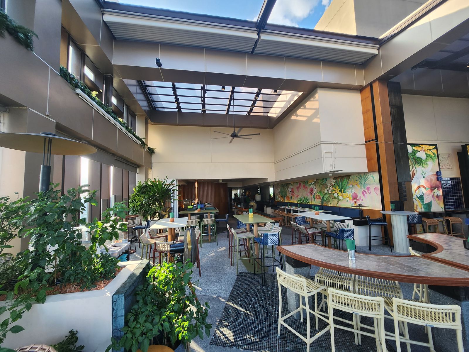 Bar.Yard 半露天用餐區與綠色植栽