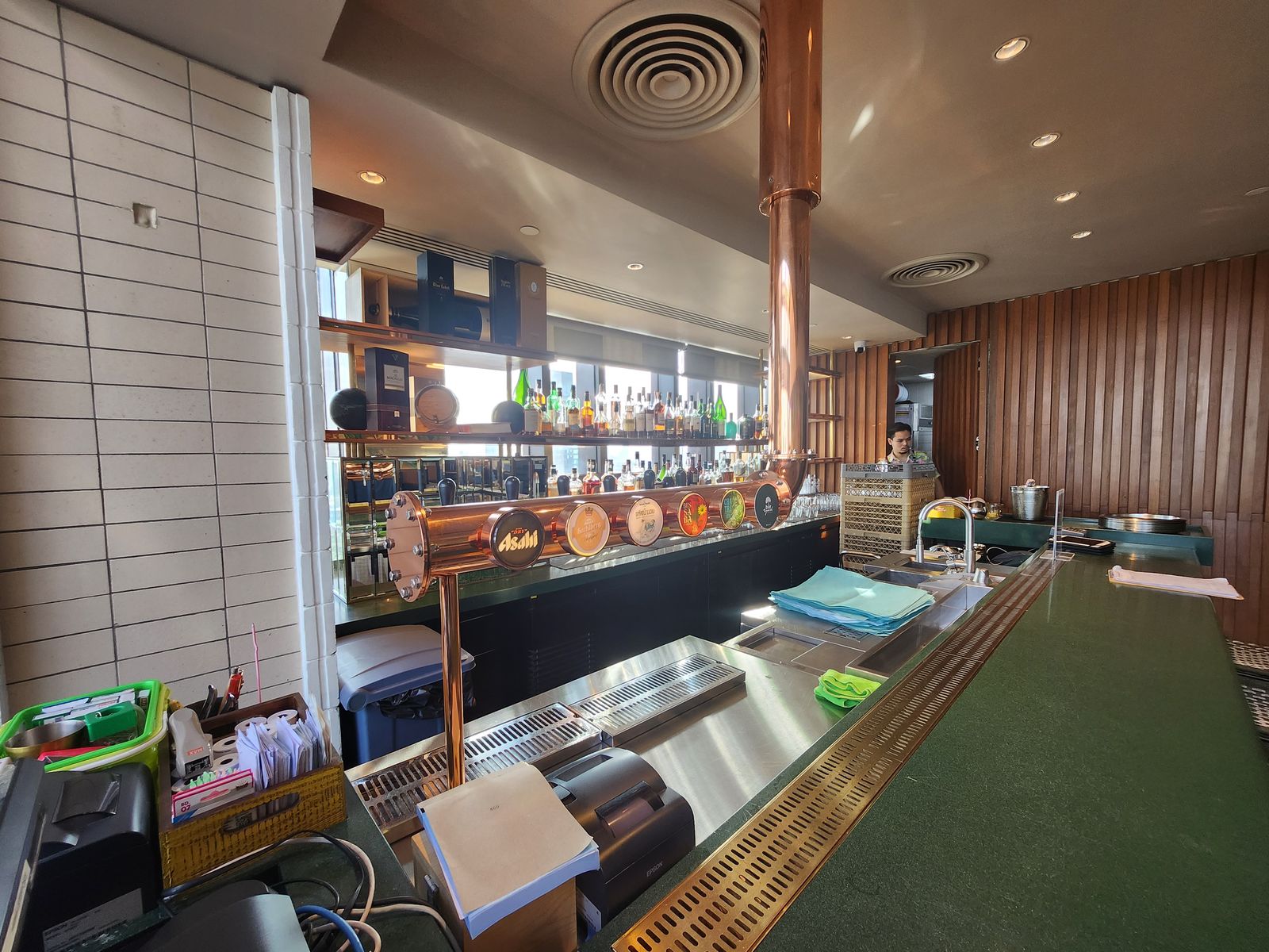 Bar.Yard 室內吧台與酒瓶陳列