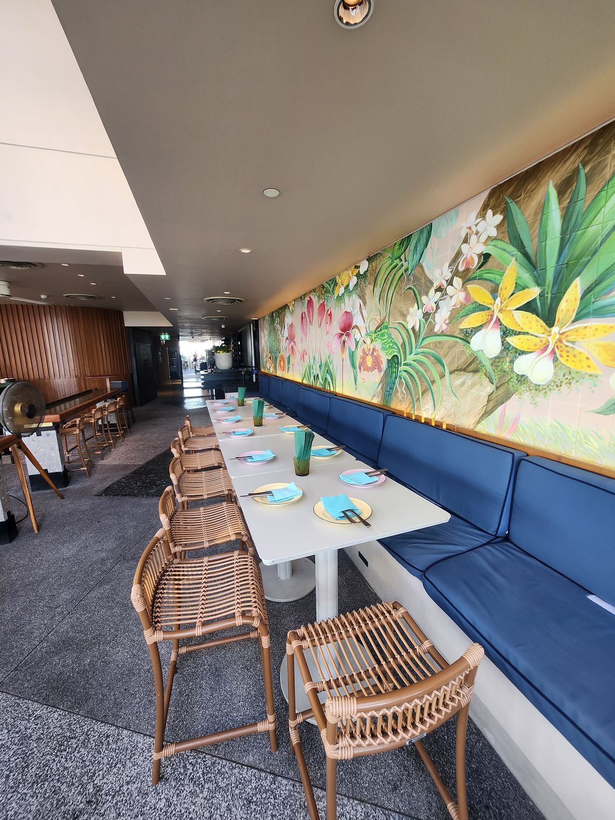 Bar.Yard 彩繪牆旁的長椅座位