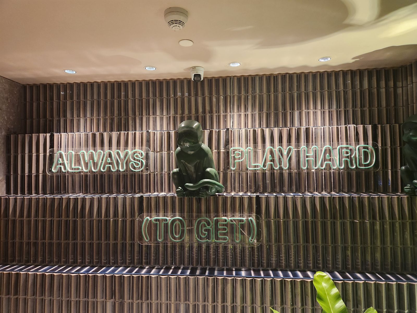 金普頓 Maa-Lai Bangkok Always Play Hard 裝飾牆