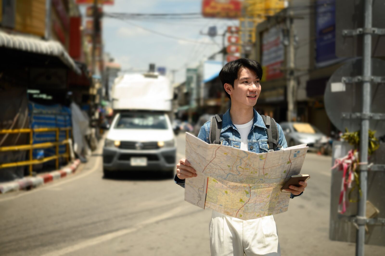 晴熱天氣在清邁街頭查看地圖的旅客