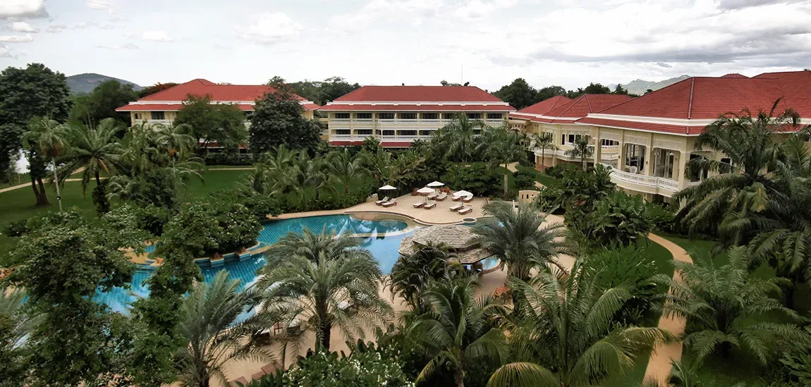 北碧 Dheva Mantra Resort and Spa 園景泳池與紅瓦建築