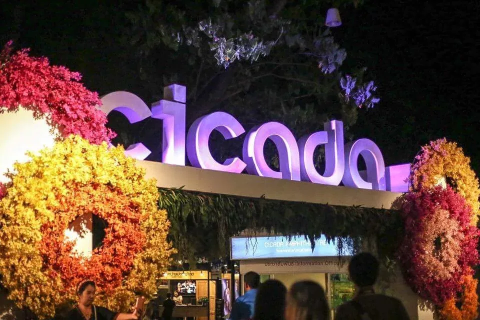 華欣 CICADA 創意市集夜間入口與燈飾