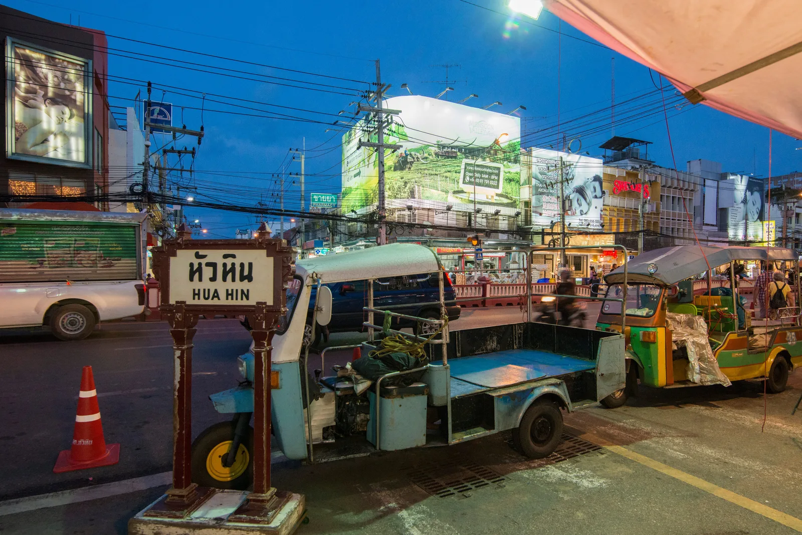 華欣夜間街景與雙條車