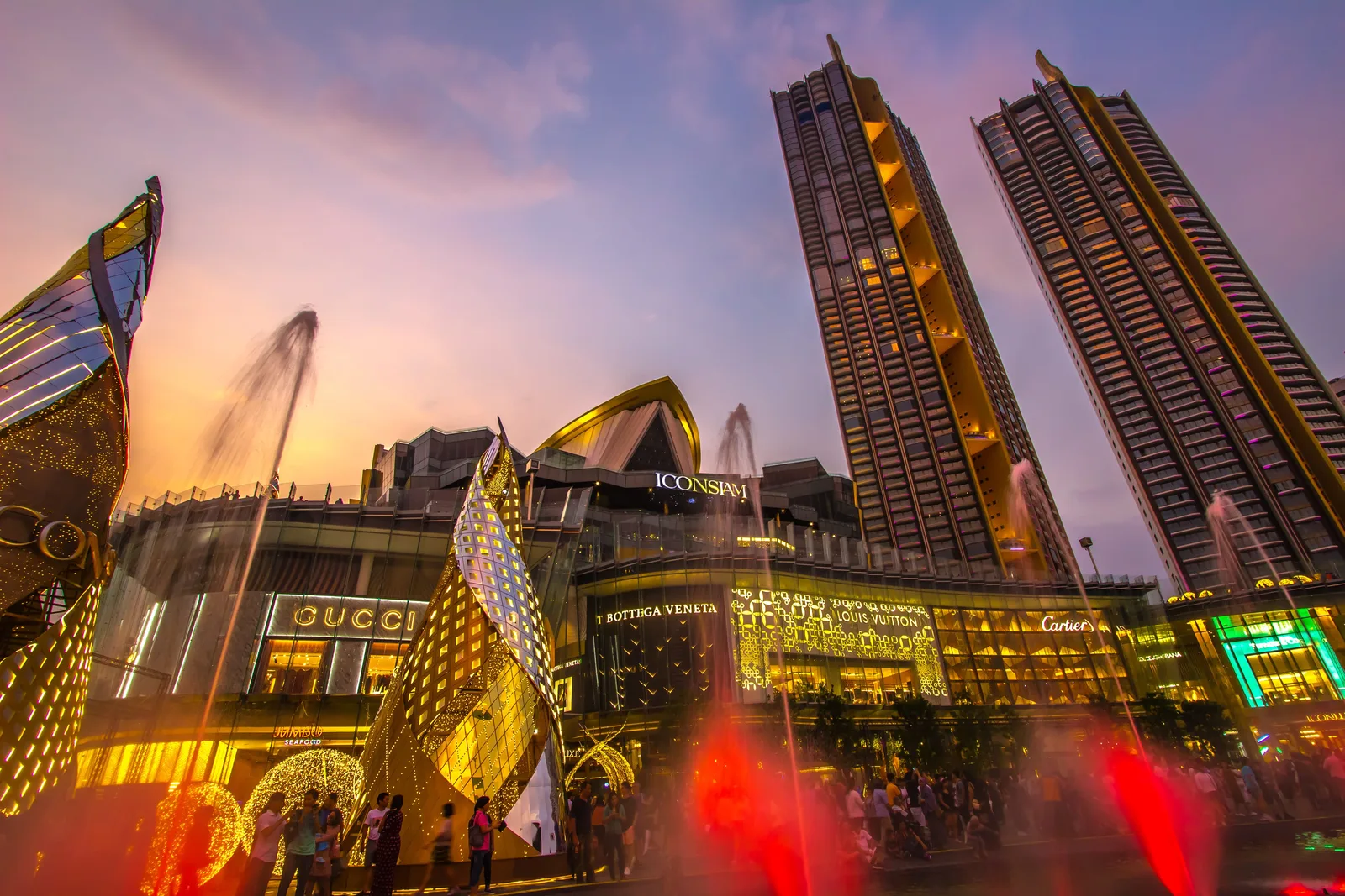 曼谷 ICONSIAM 河岸夜景與水舞