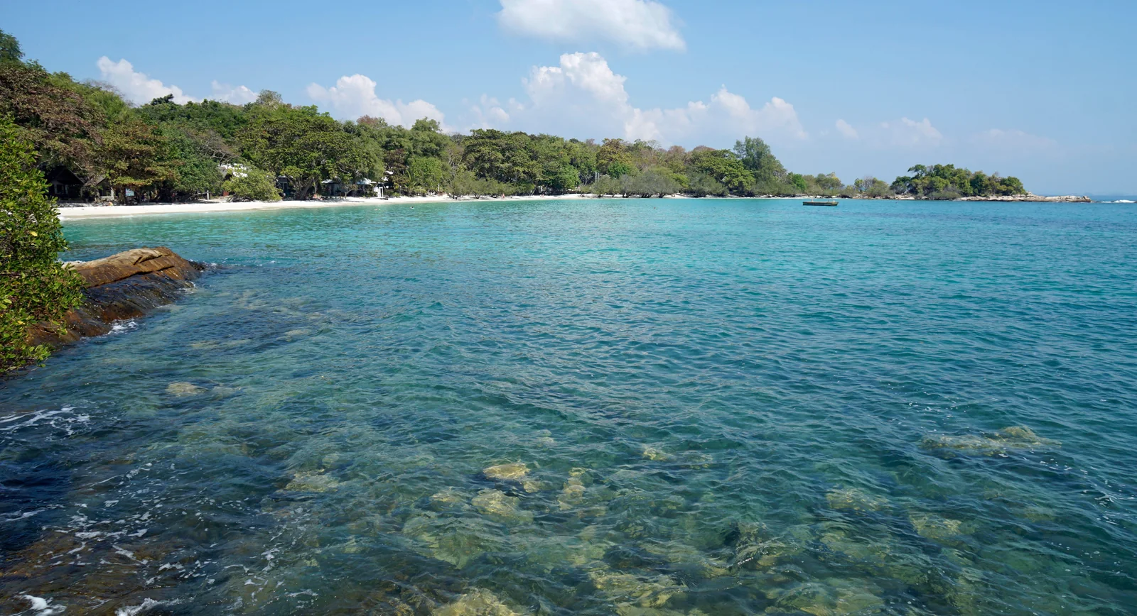 沙美島岩岸海灣與清澈海水