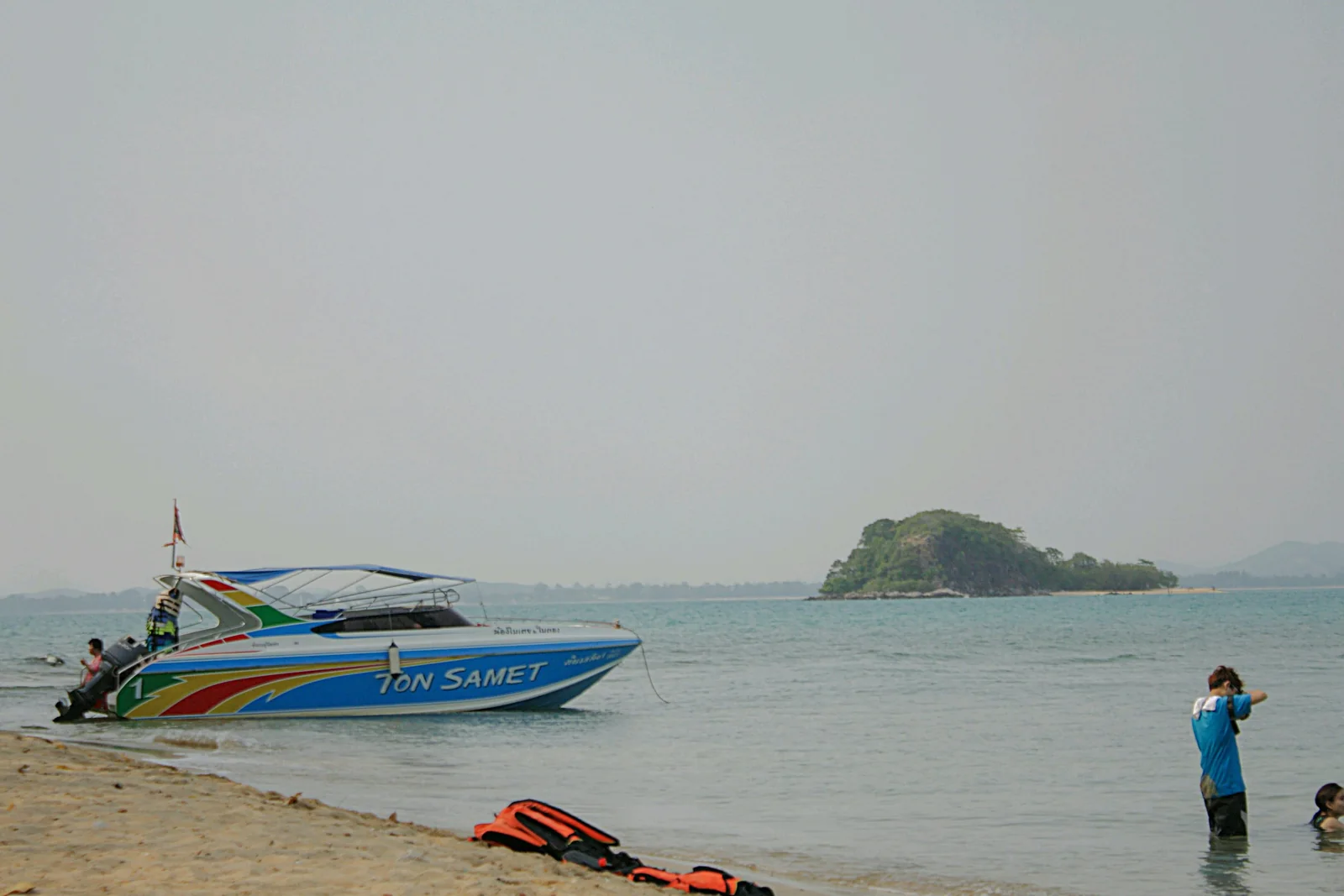 沙美島沙灘旁的快艇與旅客