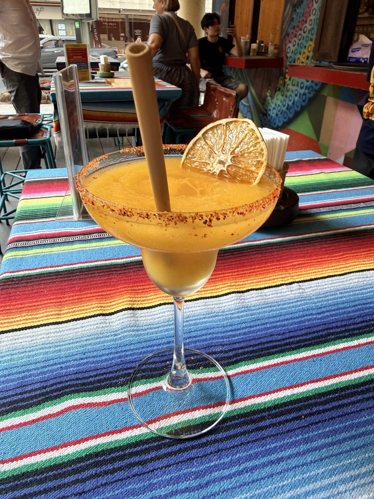 La Lupita Bangkok 的 Frozen Mango Margarita，寬口杯緣有調味粉與乾燥柑橘片