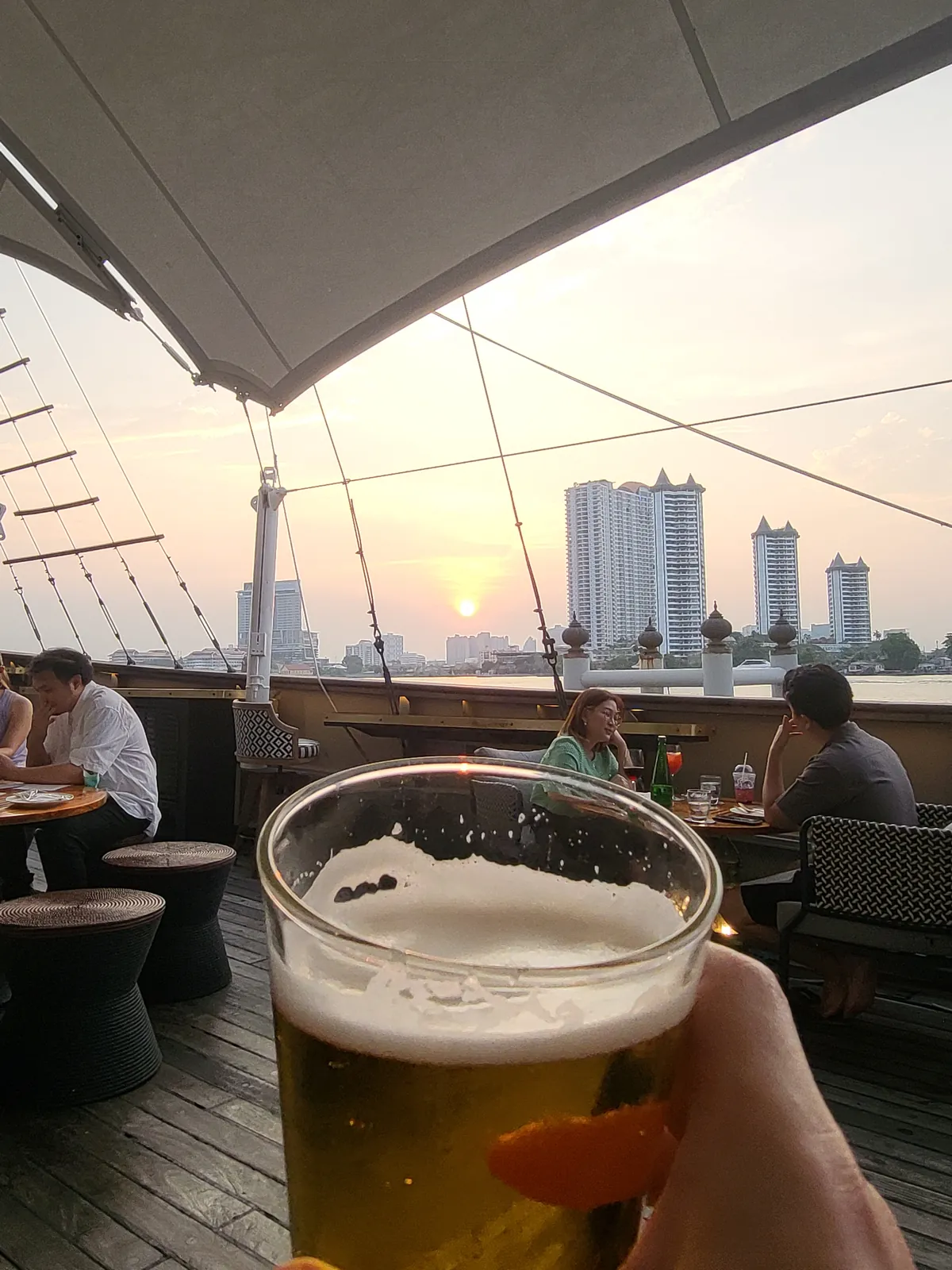 Sirimahannop 甲板上的啤酒杯與湄南河夕陽