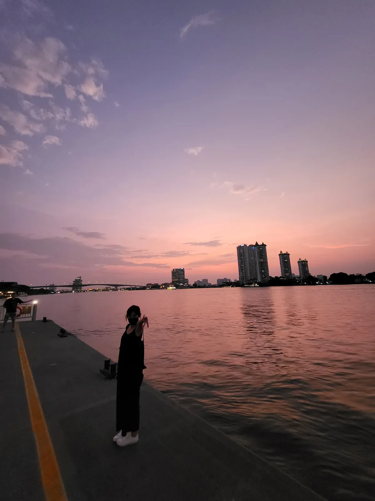 Sirimahannop 船側平台與藍調時刻的湄南河景色